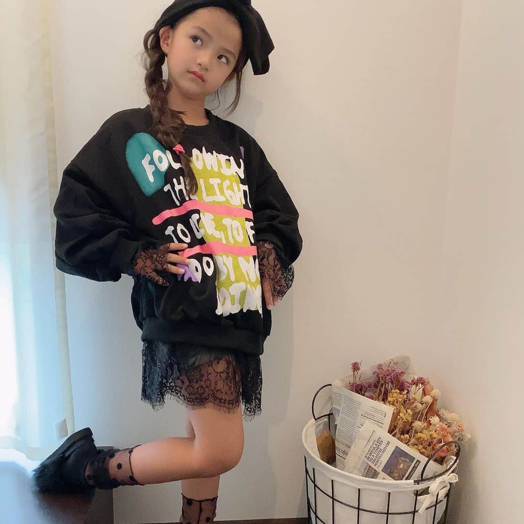♡KAO♡さんのインスタグラム写真 - (♡KAO♡Instagram)「： ： 急に夕方肌寒くなってビックリした今日。 だいぶ秋めいてきたね🍂 秋服、可愛いなー♡♡♡ これは、 @smilekids888 で販売中の お気に入りトレーナーだよー！！ 薄手だから使いやすい٩(ˊᗜˋ*)و レース使いも可愛いしこのダボっと感すき❤ ： ： @smilekids888 本日、新作・再入荷販売STARTしたよ♡ 私もやーっとずっと欲しかったパンツ再入荷でポチ出来たよ✌ 届くの楽しみ❤❤ 是非✓してきてね♡♡♡♡ ： ： トレーナー▹▸ @smilekids888  ： ： ： ： ： ： ： ： ： ： ： ： ： ：  #ig_kidsfashion #kidsfashion #親バカ #ig_oyabakabu #親バカ部 #娘 #6歳 #女の子 #インスタキッズ #ig_kids #mamanoko #ママリ #hugmug #コドモノ #キッズファッション #コドモダカラ #comona #キッセレ #ママタス #cruzキッズ #プチプラコーデ  #プチプラコーデ」9月12日 23時25分 - o0.don_tama.0o