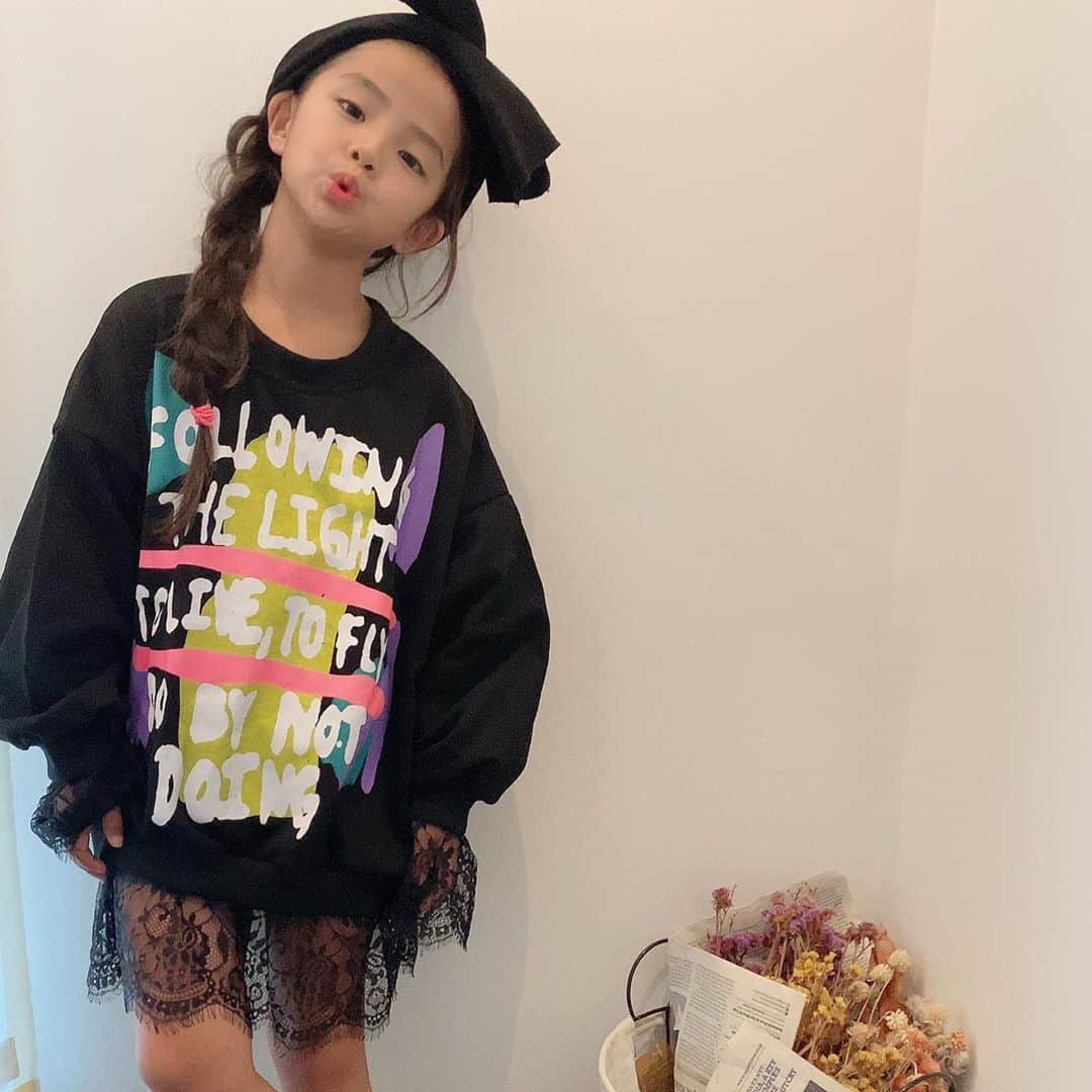 ♡KAO♡さんのインスタグラム写真 - (♡KAO♡Instagram)「： ： 急に夕方肌寒くなってビックリした今日。 だいぶ秋めいてきたね🍂 秋服、可愛いなー♡♡♡ これは、 @smilekids888 で販売中の お気に入りトレーナーだよー！！ 薄手だから使いやすい٩(ˊᗜˋ*)و レース使いも可愛いしこのダボっと感すき❤ ： ： @smilekids888 本日、新作・再入荷販売STARTしたよ♡ 私もやーっとずっと欲しかったパンツ再入荷でポチ出来たよ✌ 届くの楽しみ❤❤ 是非✓してきてね♡♡♡♡ ： ： トレーナー▹▸ @smilekids888  ： ： ： ： ： ： ： ： ： ： ： ： ： ：  #ig_kidsfashion #kidsfashion #親バカ #ig_oyabakabu #親バカ部 #娘 #6歳 #女の子 #インスタキッズ #ig_kids #mamanoko #ママリ #hugmug #コドモノ #キッズファッション #コドモダカラ #comona #キッセレ #ママタス #cruzキッズ #プチプラコーデ  #プチプラコーデ」9月12日 23時25分 - o0.don_tama.0o