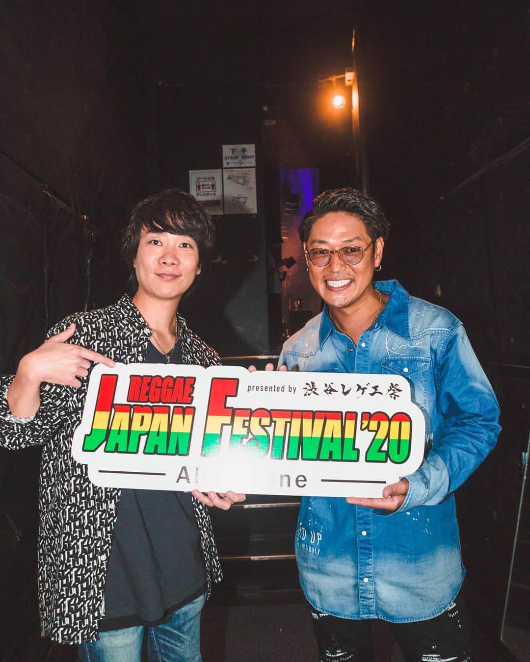 のインスタグラム：「Reggae Japan Festival'20 最高すぎる配信LIVEでしたね🤟 こんな豪華なフェスを無料で提供して５時間 疲れた顔一つ見せずに背中を見せてくれた @spicy_chocolate23 カツユキさん、そして画面越しに一緒に盛り上げてくれたレゲエファンの皆さん、本当にありがとうございました🙏 今日は @hazzie840 君との #最後に笑おう @tak_z 君との #出逢った頃のままで はもちろん、 @apollo.heisei @ray_singer との新曲 #一度きりの も初披露出来たし、 #オレガヤレバ #あー夏休み も歌えて最高でした🎤 ダンスも盛り上げてくれた @shocolateyuri @ma6yuu ありがとう😊 photo by @junya_thirdeye  やっぱり #レゲエは最高 #最高すぎて最高３回も言うてまうけど」
