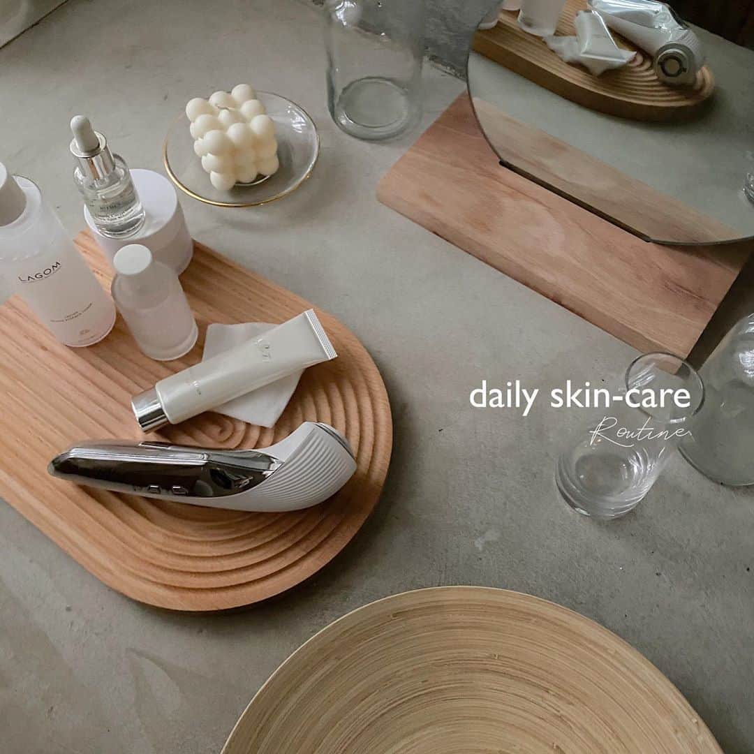 影山可蓮のインスタグラム：「・ ・ Skin care🌿 ・ ・ ★夜のフルケアコース 週に2回ぐらいしっかりやる日ver📄 (他に何バージョンかある、はず、、w) ・ ・ わたしが美容の投稿をするのなんていつぶりだろうかという感じですが、少し前ぐらいからご質問よくいただいていたので、少しまとめてみました💭 3枚目から順番にやっております！ ・ ・ ⬇︎洗顔後 ①導入をとりあえずすぐに塗る ②化粧水 コットンでReFaの美顔器を使って入れ込む！クリアモードっていうので振動しながら毛穴まで綺麗にしながら化粧水をぐんぐん入れてくれます！ ③美容液 Celvokeかキールズのトロッとしたやつがもちもちになって最近好きです。 ④ ReFa C.P.SERUMを美顔器を使って浸透させる。 お肌がギュギュッと引き締まって気分も超すっきりする！ ⑤肌荒れとか日焼けとか日々の悩みに合わせて4の前後にこの辺りもよく塗ります！ ⑥保湿 高保湿で最後にお肌をカバー&たっぷり塗ってマッサージして終わり！ ・ ・ 実はこの夏から美顔器デビューをしまして(今まで一つも使ったことなかった)、とにかく個人的に信頼が厚いReFaを選んで使ってみたのですが、普段のスキンケアに沿って使える&5分ぐらいで終わるから手間じゃない上に自分なりにカスタムできるのがめちゃ良くて続けています！🙋🏼‍♀️🤍 #個人的な感想ですが無理なく楽しく続けられるってのが一番大切な気がする　 ・ てことで、商品名とかきになるものあればコメントください😊 ブログ並みに長文失礼しましたー！ ・ ・  #cosmetics #instabeauty #supportedbyReFa  #美容 #スキンケア #beauty #skincare #リファ  #リファ習慣  #リファ肌育」