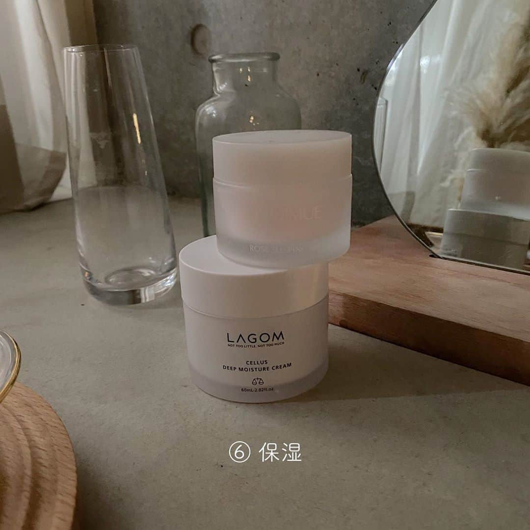 影山可蓮さんのインスタグラム写真 - (影山可蓮Instagram)「・ ・ Skin care🌿 ・ ・ ★夜のフルケアコース 週に2回ぐらいしっかりやる日ver📄 (他に何バージョンかある、はず、、w) ・ ・ わたしが美容の投稿をするのなんていつぶりだろうかという感じですが、少し前ぐらいからご質問よくいただいていたので、少しまとめてみました💭 3枚目から順番にやっております！ ・ ・ ⬇︎洗顔後 ①導入をとりあえずすぐに塗る ②化粧水 コットンでReFaの美顔器を使って入れ込む！クリアモードっていうので振動しながら毛穴まで綺麗にしながら化粧水をぐんぐん入れてくれます！ ③美容液 Celvokeかキールズのトロッとしたやつがもちもちになって最近好きです。 ④ ReFa C.P.SERUMを美顔器を使って浸透させる。 お肌がギュギュッと引き締まって気分も超すっきりする！ ⑤肌荒れとか日焼けとか日々の悩みに合わせて4の前後にこの辺りもよく塗ります！ ⑥保湿 高保湿で最後にお肌をカバー&たっぷり塗ってマッサージして終わり！ ・ ・ 実はこの夏から美顔器デビューをしまして(今まで一つも使ったことなかった)、とにかく個人的に信頼が厚いReFaを選んで使ってみたのですが、普段のスキンケアに沿って使える&5分ぐらいで終わるから手間じゃない上に自分なりにカスタムできるのがめちゃ良くて続けています！🙋🏼‍♀️🤍 #個人的な感想ですが無理なく楽しく続けられるってのが一番大切な気がする　 ・ てことで、商品名とかきになるものあればコメントください😊 ブログ並みに長文失礼しましたー！ ・ ・  #cosmetics #instabeauty #supportedbyReFa  #美容 #スキンケア #beauty #skincare #リファ  #リファ習慣  #リファ肌育」9月12日 23時18分 - karenoutfits