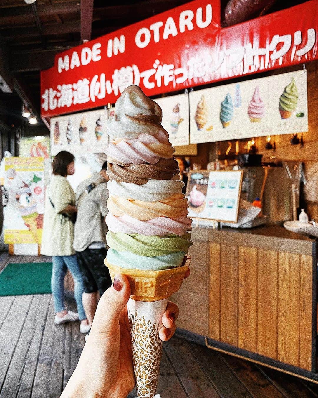 氏家夏乃さんのインスタグラム写真 - (氏家夏乃Instagram)「𝐾𝑖𝑡𝑎𝑖𝑐ℎ𝑖 ℎ𝑜𝑙𝑒  . .  「居る」だけで幸せになれる #北一硝子三号館 の中の喫茶☕︎  ゆらゆらしたランプの光が 本当に幻想的で素敵すぎて,,,  . .  話題の8段ソフトクリームも 帰り際にちゃんとたべられて 大満足だったت🍦  〜 #北一ホール #北一硝子カフェ  #北一硝子 #喫茶ホール  #小樽カフェ #小樽観光 #北海道カフェ #ランプカフェ #夏の思い出  #🪔」9月12日 23時24分 - natsuno_ujiie