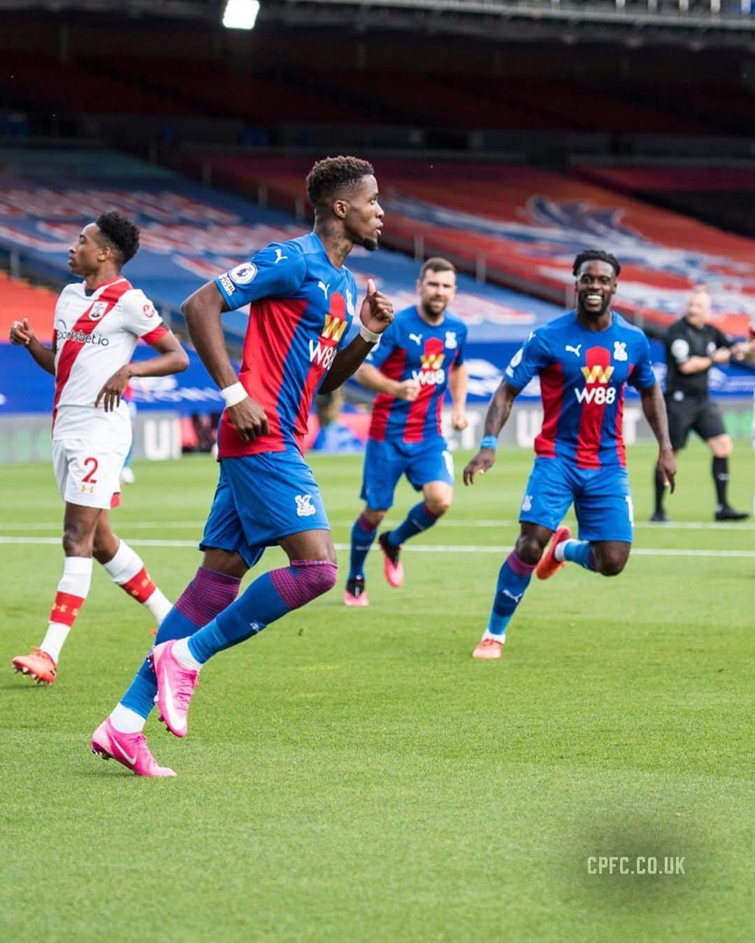 クリスタル・パレスFCさんのインスタグラム写真 - (クリスタル・パレスFCInstagram)「🙌 Wilf’s 50th league goal for Palace gives us an early lead!   #CPFC #PremierLeague #PL #Zaha」9月12日 23時24分 - cpfc