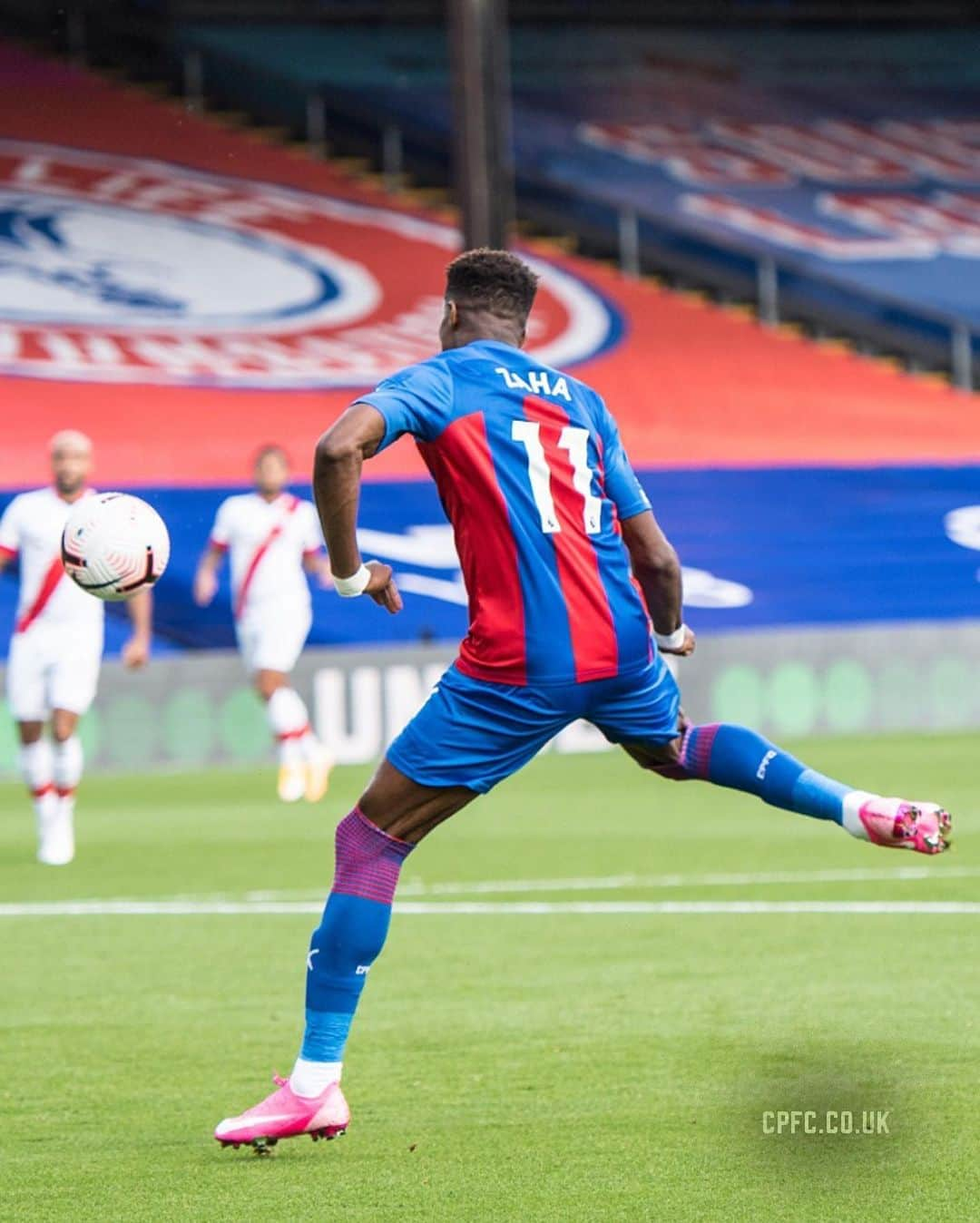 クリスタル・パレスFCさんのインスタグラム写真 - (クリスタル・パレスFCInstagram)「🙌 Wilf’s 50th league goal for Palace gives us an early lead!   #CPFC #PremierLeague #PL #Zaha」9月12日 23時24分 - cpfc