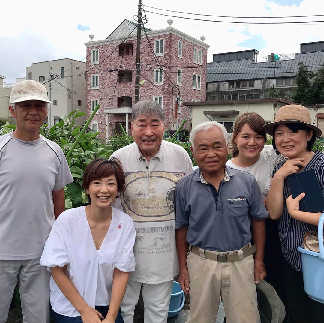 小谷あゆみさんのインスタグラム写真 - (小谷あゆみInstagram)「農家の後ろ姿。 後ろ姿っていいね 口の悪い農家のじっちゃんも愛おしく思わずにいられない。 人の後ろ姿にはそういう力がある。 昔ユーミンがラジオかなんかで話してた。 いろいろ夫の行動に傷ついたこともあったが、別れないでいるにはエピソードがあった。 八王子に住んでいたユーミンは 後に夫になる人と吉祥寺だか中央線沿線のどこかで待ち合わせをしていた。 なのにデートの時間に遅れたため、新宿まで直行の特急に乗ってしまい、 通過した吉祥寺駅のホームで、冬の寒い中じっとベンチに座って待つその人の背中を車内から見た。 約束の時間を過ぎてもじっと待つ後ろ姿を思い出すたび、 何十年経った今でもきゅんとなると。 美し過ぎる歌詞のような物語ではあるけれど。 人の後ろ姿にはそういう健気さがある。 前を向いては決して伝わらないメッセージを、後ろ姿だけが持っているのだ。 世田谷の畑にて。」9月12日 23時28分 - vegeanaayu