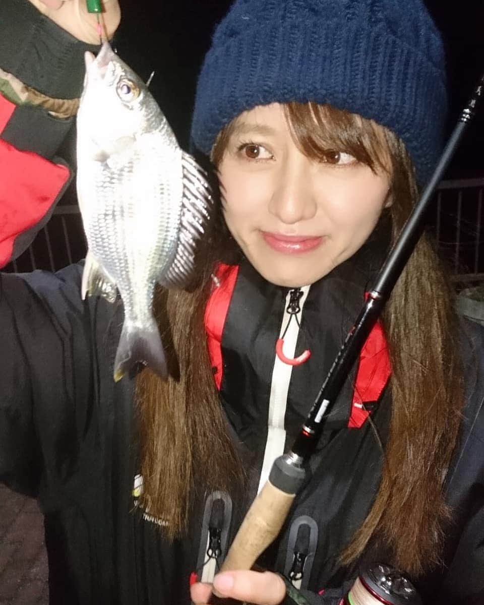 岩野理沙さんのインスタグラム写真 - (岩野理沙Instagram)「懐かし釣りシリーズ🐟️  チヌ🐟️  おちび♥️  #釣り　#チヌ　#釣り女子　#釣りガール　#魚　#釣り好きな人と繋がりたい　#fishing　#フィッシング　#魚釣り　#釣れた #プライベート　#いわのり釣り　#佐伯」9月12日 23時28分 - risaiwano