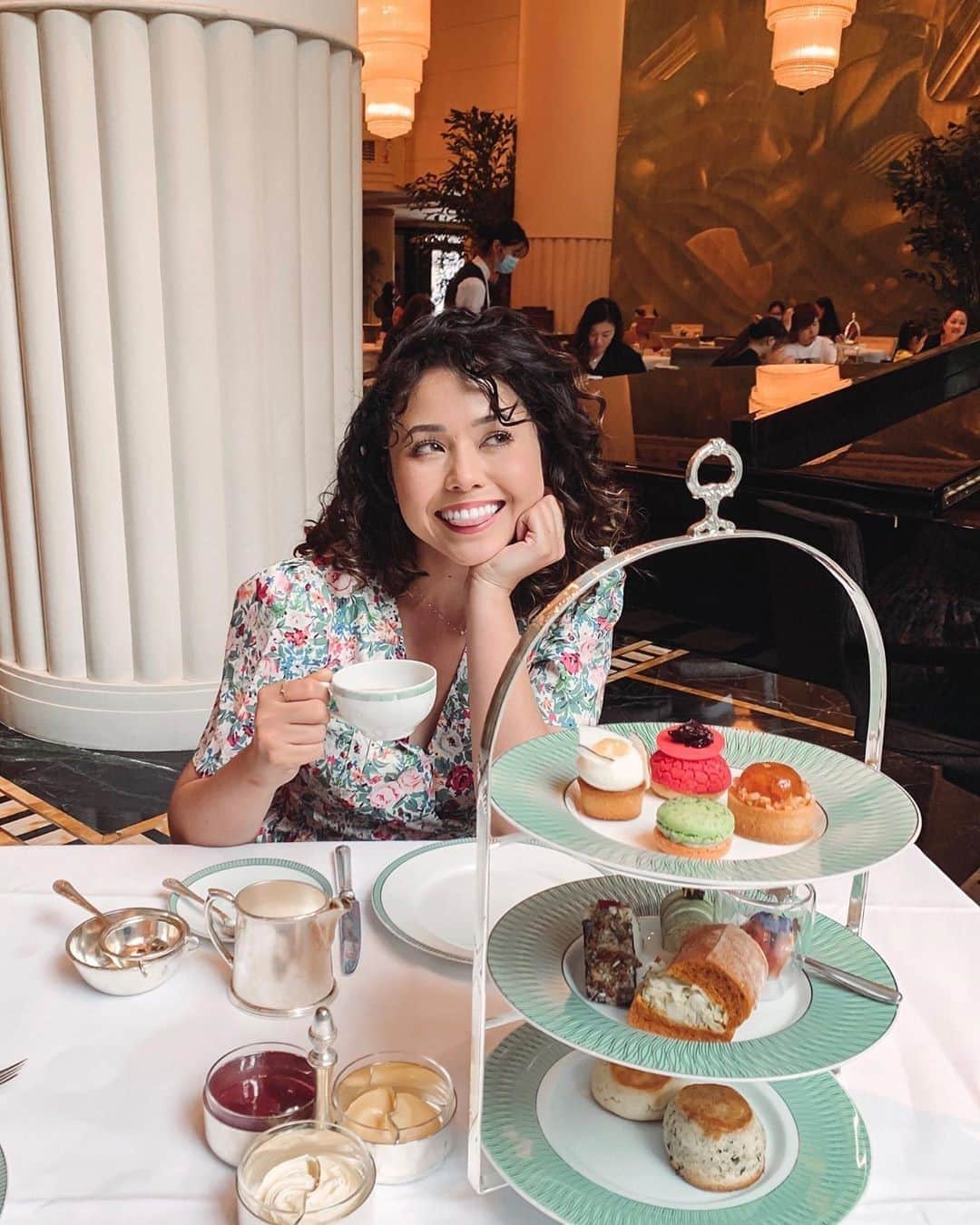 The Peninsula Hotelsさんのインスタグラム写真 - (The Peninsula HotelsInstagram)「An Afternoon Tea at @thepeninsulashanghai is reason enough to smile for @kittykate87. Which sweet treat would you reach for first? #penmoments⁣ ⁣ ⁣ ⁣ ⁣ ⁣ ⁣ #peninsulahotels #luxuryexperience #fivestarservice #fivestarhotel #afternoontea #teaservice #shanghai」9月12日 23時43分 - peninsulahotels