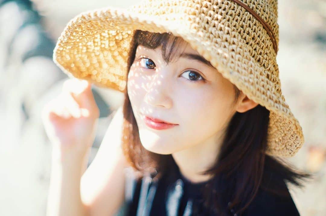 中原みなみのインスタグラム：「. む〜ぎわ〜らの〜👒  先日撮影して頂いたデータです 麦わら帽子から差し込む光がとても綺麗でした😌  #麦わら帽子#夏#被写体#カメラ#黒ワンピース#撮影#ミス慶應#ミスコン#ミス慶應SFC#fashion #instagram#instalike #instagood」