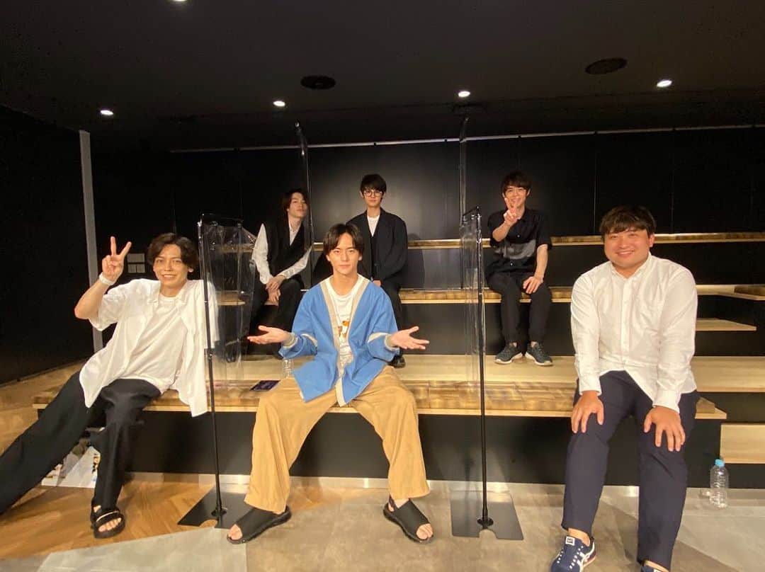 田川隼嗣のインスタグラム：「ハンサムプレミアムシアター ご視聴いただきありがとうございました！ 記念すべき一回目は僕らが出演した舞台「青春㎠」でしたが、いかがでしたか？  猪塚さんの司会のもと楽しく みんなでわちゃわちゃしながらでの配信、楽しかったです^ ^  2ヶ月ぶりに春陽さんとお会いしてあの時僕らのことをちゃんと見て、考えてくれてたんだなと分かる言葉が すごく心に響いて 本当に嬉しくて、後半熱が出たんかってくらい体が暑かったのを覚えてます。(笑)  次は青春㎤でお会いしたいですね  次回は「FROGS」 10月10日.土曜日.20時から配信だそうです ぜひご覧ください〜〜  おやすみっ」
