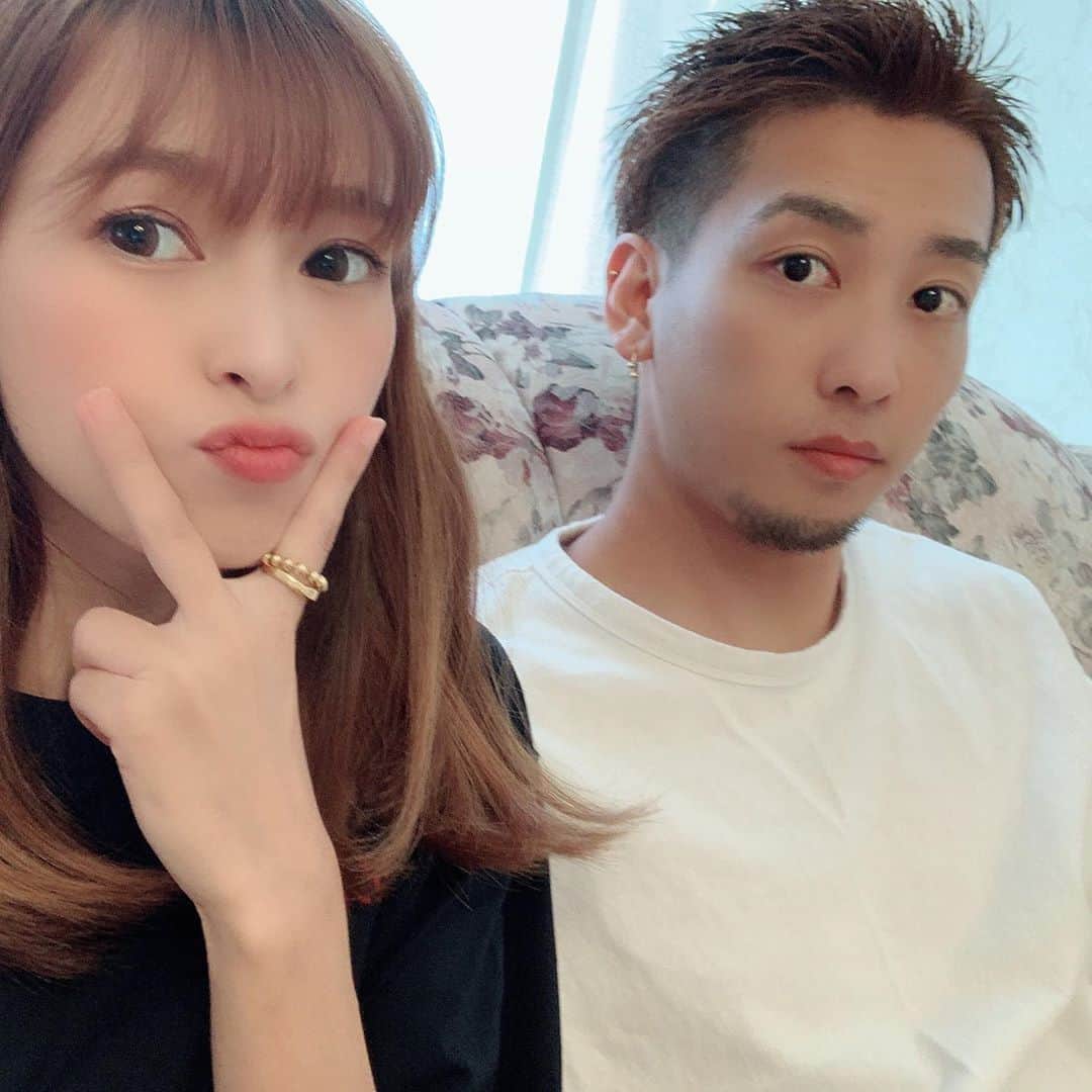 町田亜里香のインスタグラム：「ちょっと前の2ショット📸ˎˊ˗ ちいダイエットして正解🥺笑 . . #夫婦 #ステップファミリー  #ダイエット成功 #未だにキープ中 #食欲の秋も怖くないね🍇 #パパママ #7年目 #人生で一番長い好きな人 #これからもよろしくね」