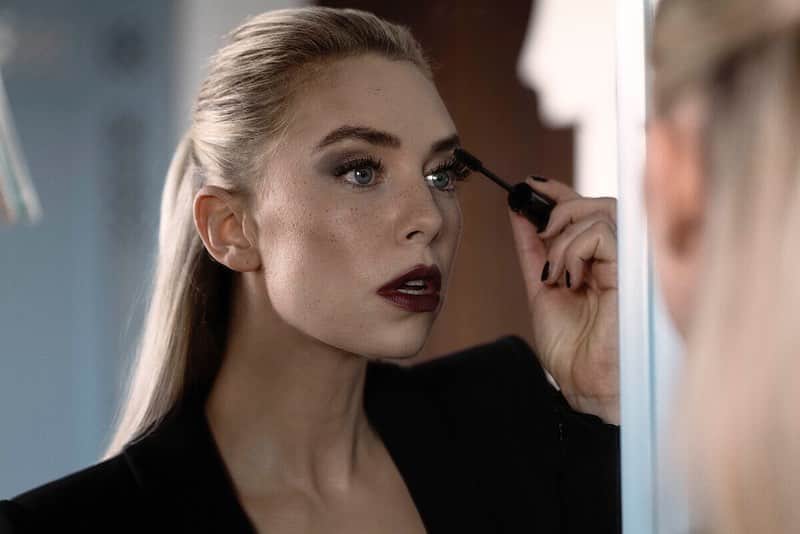 Armani Beautyさんのインスタグラム写真 - (Armani BeautyInstagram)「Behind the scenes at the Venice Film Festival with @gregwilliamsphotography  Magnetic eyes. English actress, @vanessa__kirby, adding the finishing touches to her beauty look at the 77th Venice International Film Festival, captured by @gregwilliamsphotography.   #Armanibeauty #ArmanibeautyStars #VanessaKirby #BiennaleCinema2020 #Venezia77 #makeup」9月12日 23時48分 - armanibeauty