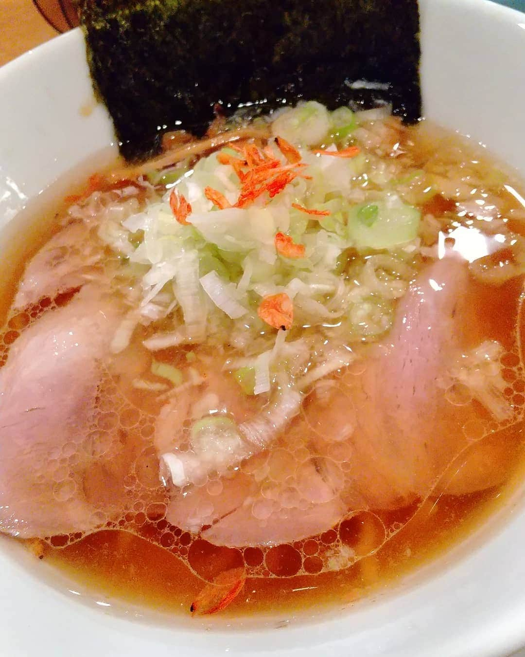 おぎたともこさんのインスタグラム写真 - (おぎたともこInstagram)「醤油ラーメン食べた٩( 'ω' )و   スープはお上品な、おだしって感じ。 麺はくちびるにあたる感じがトゥルトゥル。なんか黒っぽいツブが見えるし！ こんな麺は初めて(*°∀°)  ラーメンじゃない様なラーメン！ 好き！！！  1枚目がエビ 3枚目はオレンジと貝  #このみ #おぎたともこ #広島グルメ #ラーメン #広島 #広島ラーメン #醤油ラーメン #知り合いがオレンジと貝は初心者には早いと言っていたので教えを守って2回目に食べた #知り合いいわく初めて行く時はエビかカツオがおすすめですってよ #一麺天に通ず #名前もかっこええ」9月13日 0時01分 - konomiogitatomoko