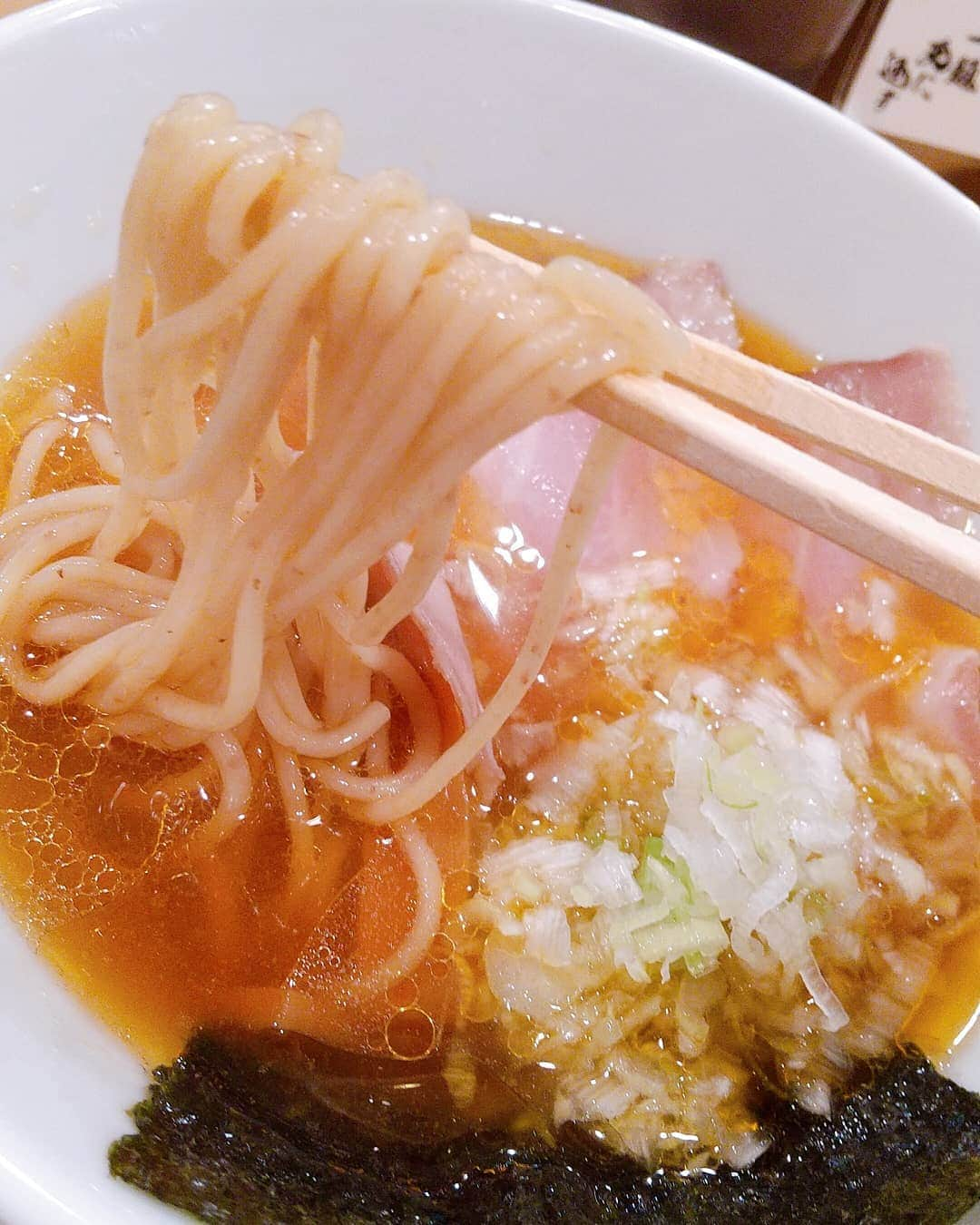 おぎたともこさんのインスタグラム写真 - (おぎたともこInstagram)「醤油ラーメン食べた٩( 'ω' )و   スープはお上品な、おだしって感じ。 麺はくちびるにあたる感じがトゥルトゥル。なんか黒っぽいツブが見えるし！ こんな麺は初めて(*°∀°)  ラーメンじゃない様なラーメン！ 好き！！！  1枚目がエビ 3枚目はオレンジと貝  #このみ #おぎたともこ #広島グルメ #ラーメン #広島 #広島ラーメン #醤油ラーメン #知り合いがオレンジと貝は初心者には早いと言っていたので教えを守って2回目に食べた #知り合いいわく初めて行く時はエビかカツオがおすすめですってよ #一麺天に通ず #名前もかっこええ」9月13日 0時01分 - konomiogitatomoko