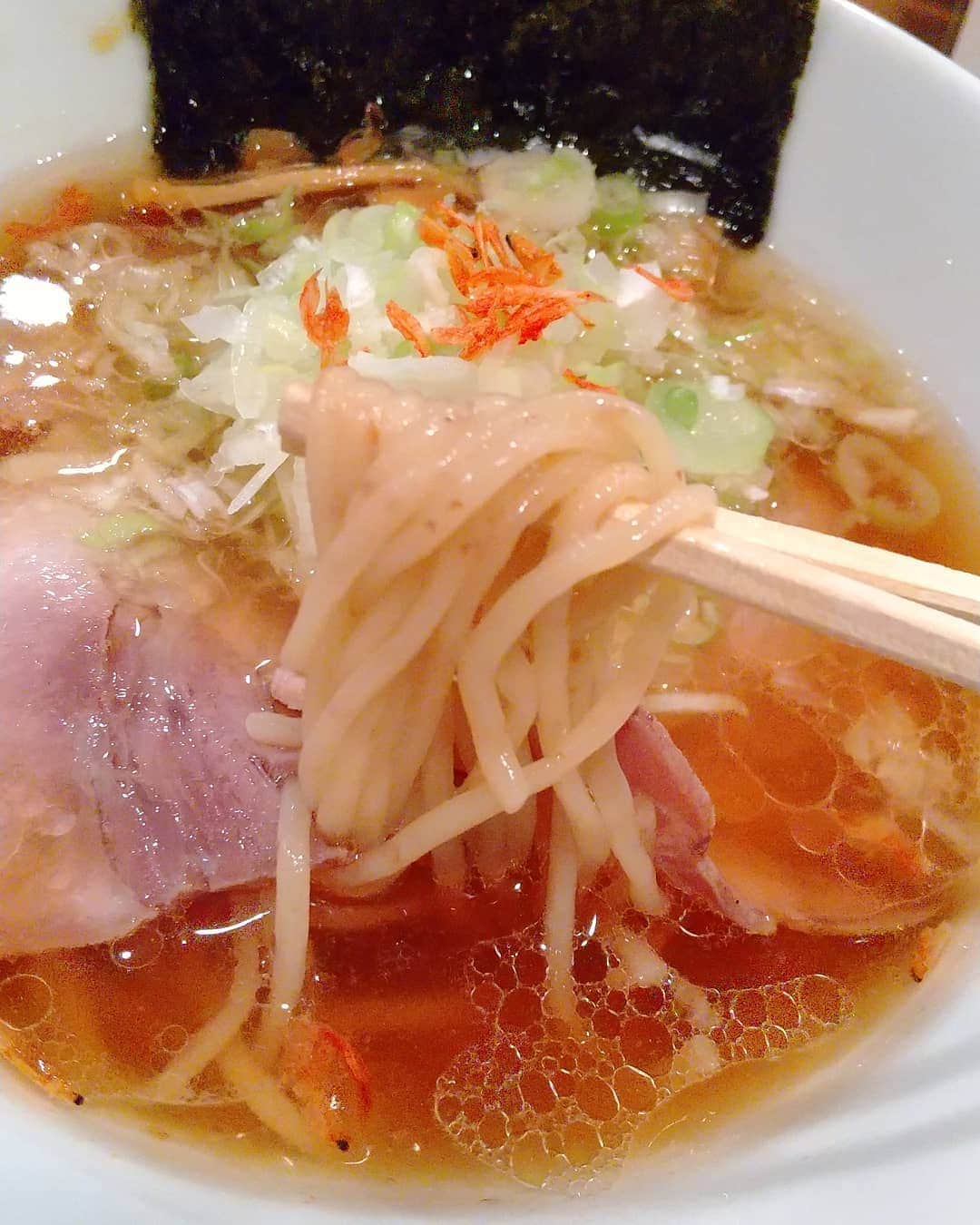 おぎたともこさんのインスタグラム写真 - (おぎたともこInstagram)「醤油ラーメン食べた٩( 'ω' )و   スープはお上品な、おだしって感じ。 麺はくちびるにあたる感じがトゥルトゥル。なんか黒っぽいツブが見えるし！ こんな麺は初めて(*°∀°)  ラーメンじゃない様なラーメン！ 好き！！！  1枚目がエビ 3枚目はオレンジと貝  #このみ #おぎたともこ #広島グルメ #ラーメン #広島 #広島ラーメン #醤油ラーメン #知り合いがオレンジと貝は初心者には早いと言っていたので教えを守って2回目に食べた #知り合いいわく初めて行く時はエビかカツオがおすすめですってよ #一麺天に通ず #名前もかっこええ」9月13日 0時01分 - konomiogitatomoko