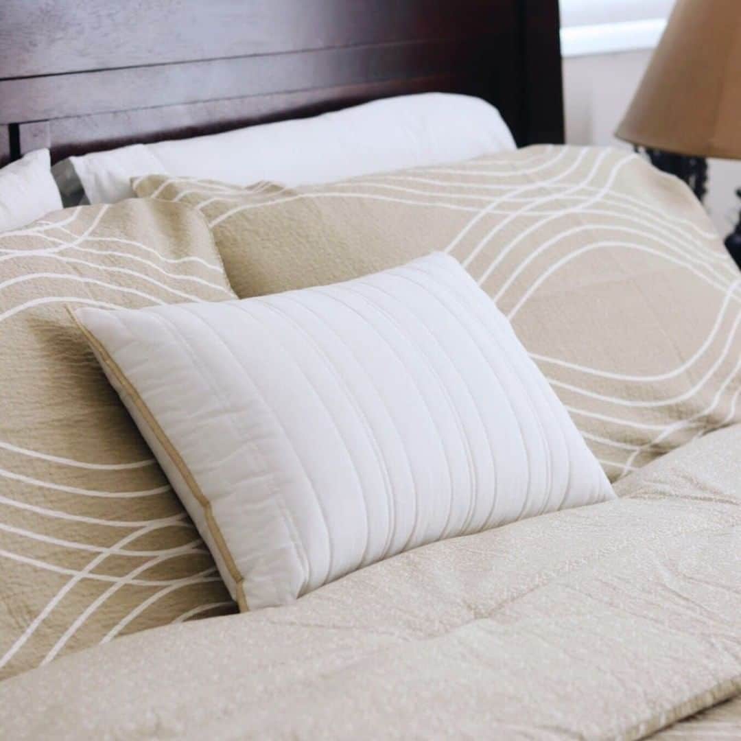 ライオネル・リッチーさんのインスタグラム写真 - (ライオネル・リッチーInstagram)「Layered linens and cozy pillows... the perfect night time retreat. 🌠 #lionelrichiehome」9月12日 23時55分 - lionelrichie