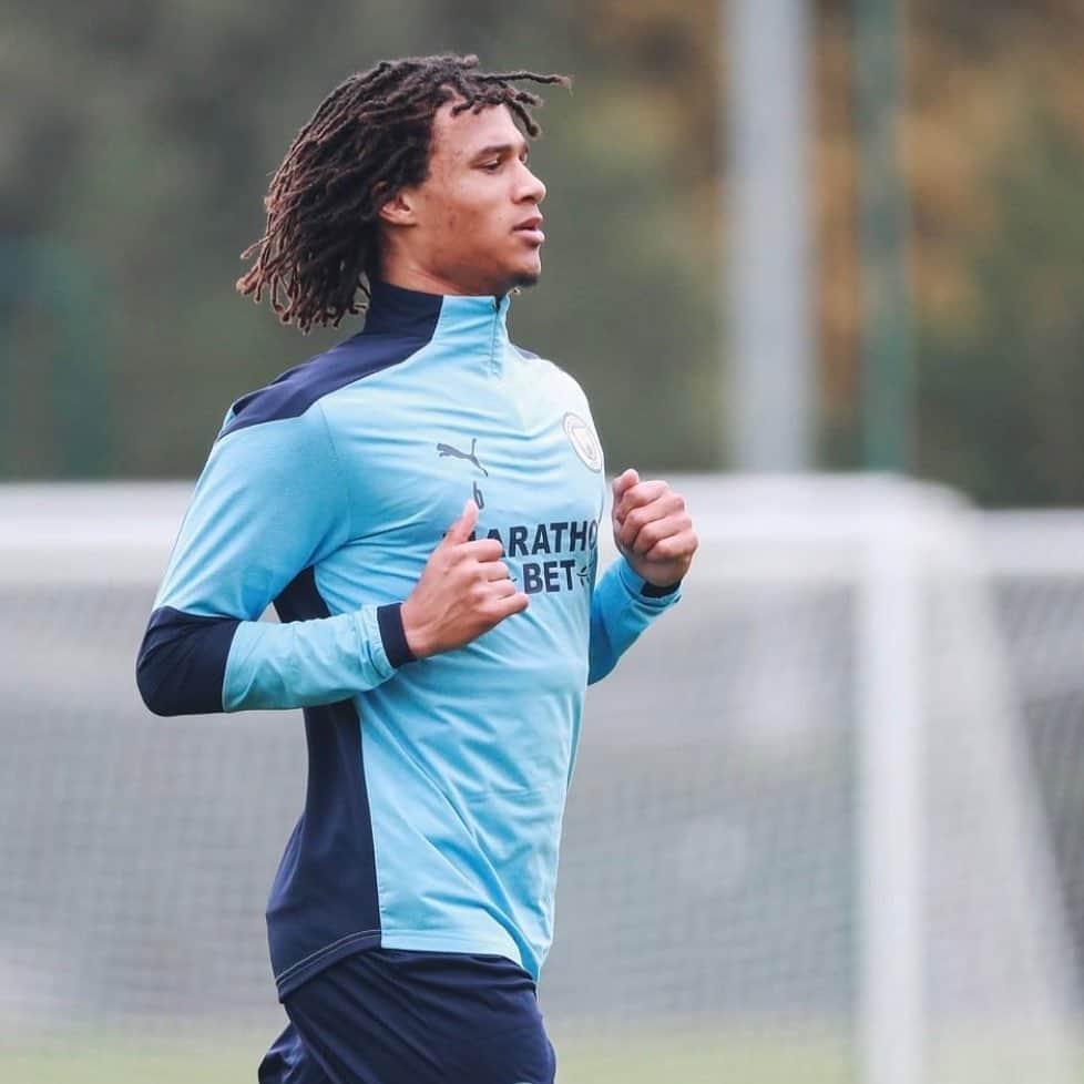 ナタン・アケのインスタグラム：「Enjoyed the first week of training with the team⚽️」