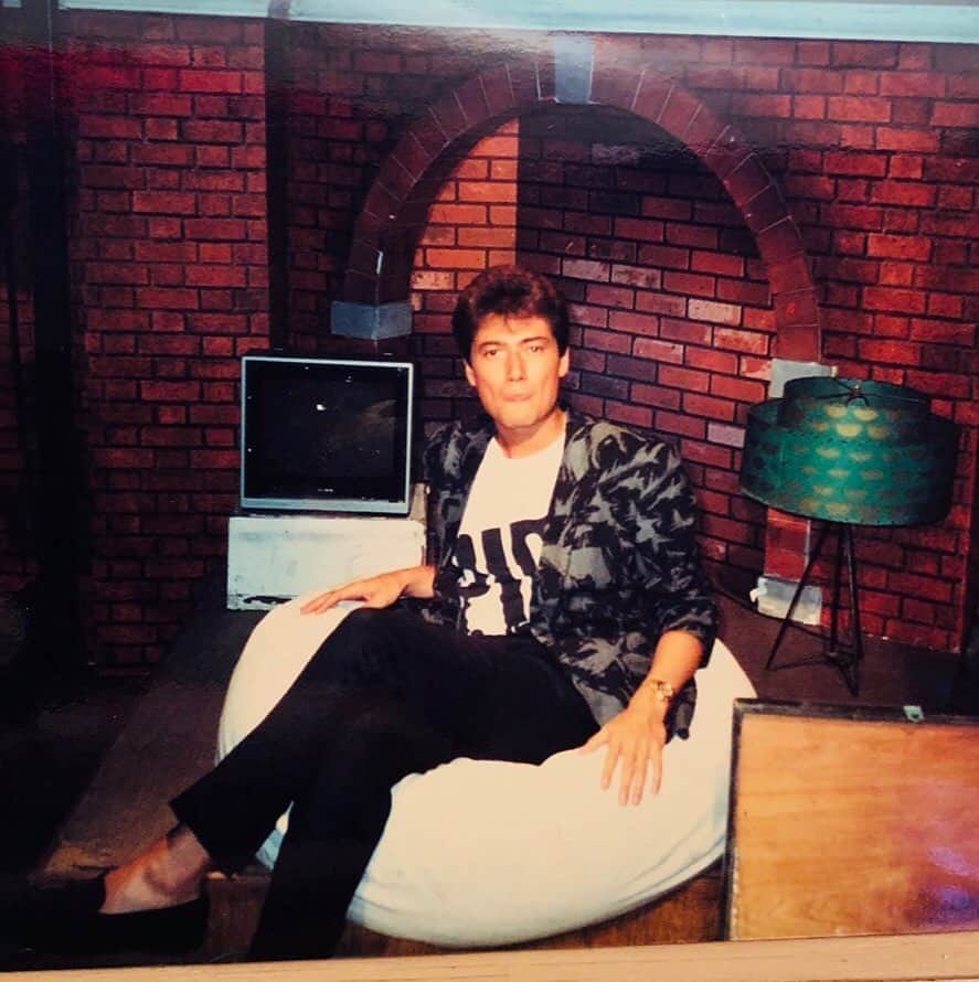 マイケル富岡のインスタグラム：「80's時代『MTV』が民放で放送していた時代のVJ "ビデオジョッキー" マイケル…本番前オフショット…決め顔できず… #80's #mtv #musictelevision #studio #vj #屋根裏 #本番前 #マイケル富岡 #タレント #俳優 #actor #actorslife #shooting #readytoshoot #love #nomusicnolife #懐かしい #オフショット #usa」