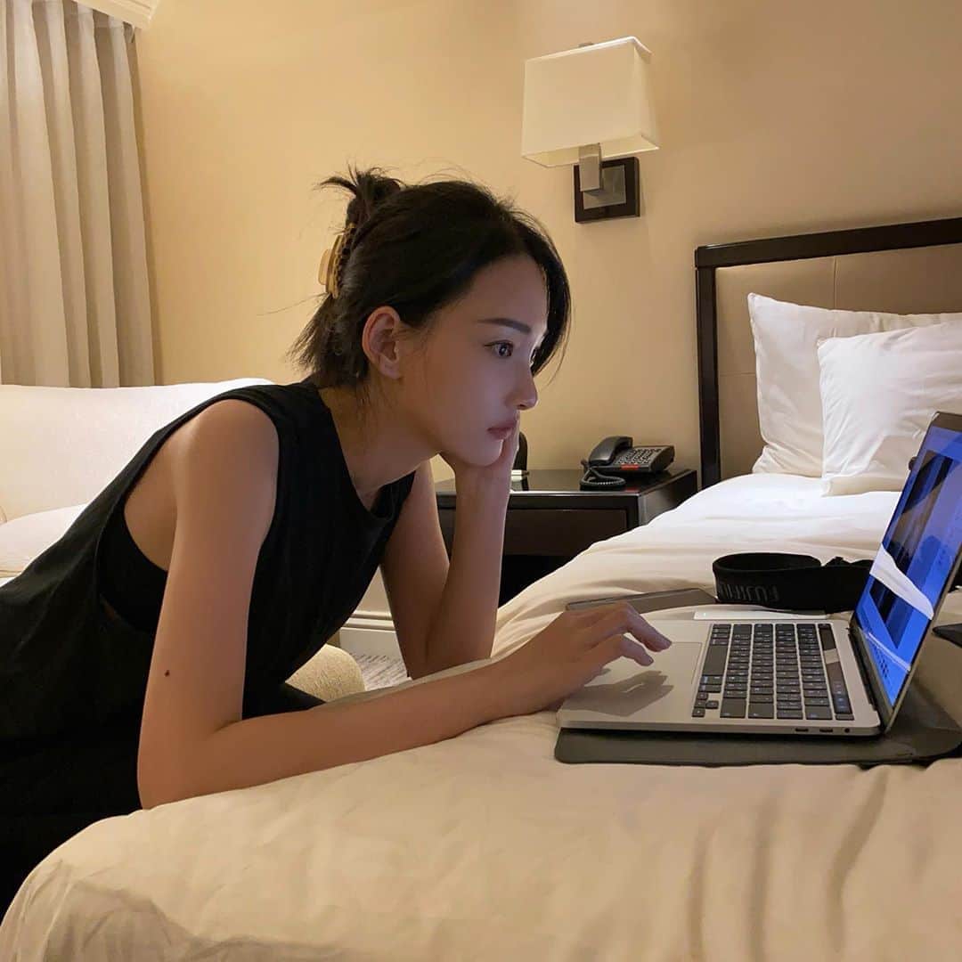 林映唯のインスタグラム：「跪謝工作，所以跪著工作🤣」