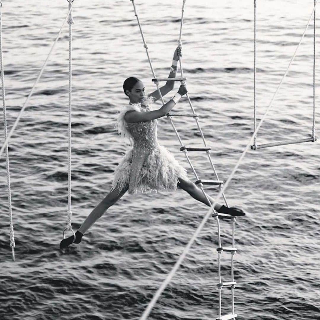 カリーヌ・ロワトフェルドのインスタグラム：「Karl shot this @chanel campaign on the ladder over the ocean at the Eden Roc 💙 Unforgettable memories with the fiercest @joansmalls」