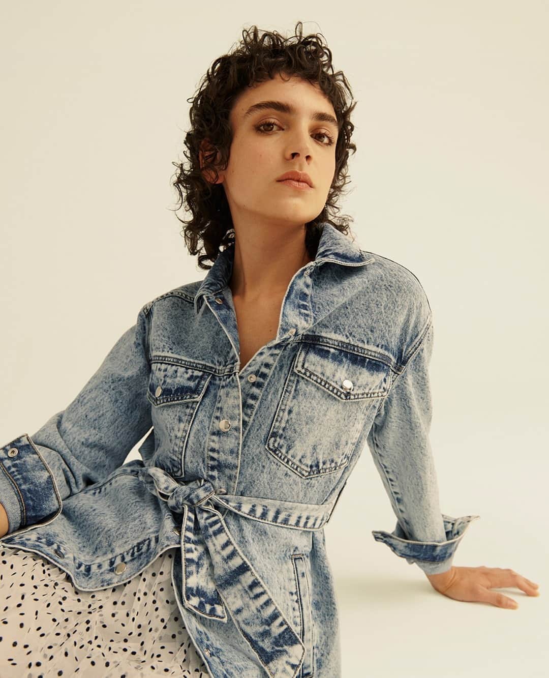 TALLY WEiJLさんのインスタグラム写真 - (TALLY WEiJLInstagram)「From AM to PM - this denim jacket is the ultimate show stopper. Do it like Vera, add a front knot and rolled up sleeves for the ultimate cool girl vibes. ⁠ ⁠ #ITSINMYGENES #OWNIT⁠」9月13日 0時30分 - tally_weijl