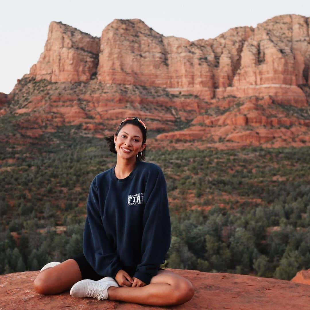 ジョーディン・テイラーのインスタグラム：「This pic is for my dad. A photo of his favorite thing in the whole wide world. If you just “awe’d” please take it back because I’m referring to this sweatshirt. He doesn’t know I borrowed it and now I’m probably grounded. Can parents ground you if you’re almost 30 but back under their roof during a pandemic? I’m unsure. If it helps... Dad, I love you. Congrats on your retirement from the LAFD. You’re a true hero and I am so proud of you. 👩🏽‍🚒🚒🔥」