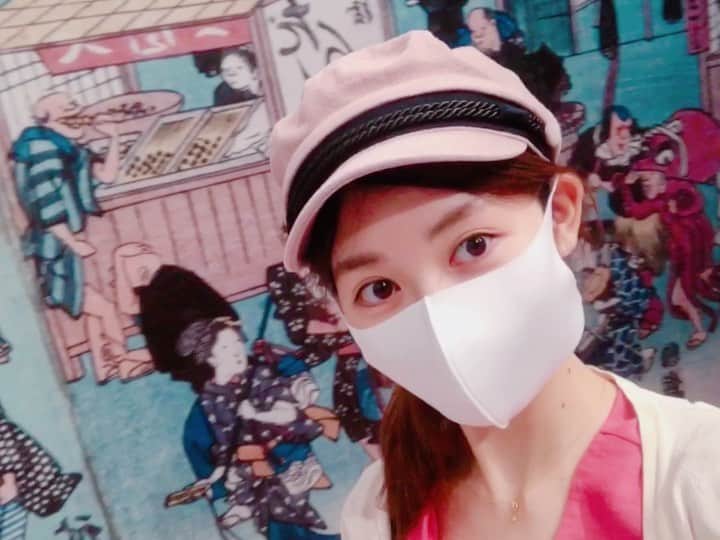橘ゆりかのインスタグラム：「﻿ #おいしい浮世絵展 へ行ってきたよ🍣﻿ ﻿ 江戸時代の食文化はどんなもんなんだろうと興味津々で行ってきたのですが登場するのは、天ぷらやお蕎麦や鰻など…現代人の好物とさほど変わらず！！﻿ ただ美味しいものに対する意欲や活気がめちゃくちゃ伝わってきてコンセプト通り見応えのある浮世絵ばかりでした✨﻿ ﻿ 前から載せようと思ってたけど﻿ 明日には閉幕です。。。﻿ 今後デジタル展覧会もあるそうなので﻿ 勝手におすすめしておきますねっ！﻿ ﻿ ﻿ 私の大好物『白玉』も描かれてて感激🥺🥺﻿ 食べたくなったからお家帰ってすぐ作ったよ🍡﻿ ﻿ ﻿ #浮世絵﻿ #森アーツセンターギャラリー #橘ゆりか #美術館 #江戸時代 #おいしいもの #葛飾北斎 #白玉 #白玉団子 #手作りおやつ #フェイシャルサロン帰りだからすっぴんです #ごめんやで #なにがやねん #ukiyoe #hokusai #museum」