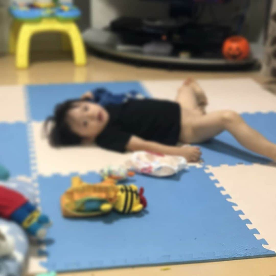 TAKAみちのくさんのインスタグラム写真 - (TAKAみちのくInstagram)「なにやってんだキミは？  目がビヨーン！したり！  シャツの着方おかしかったり！  ちんこ丸出しだったり！  家作って外で寝たり！  白目( ；∀；)  どんどん変になっていく  これも成長なのだろうか、、、、  #ちびみちのく　  #べびみちのく　  #親バカ」9月13日 0時45分 - takam69