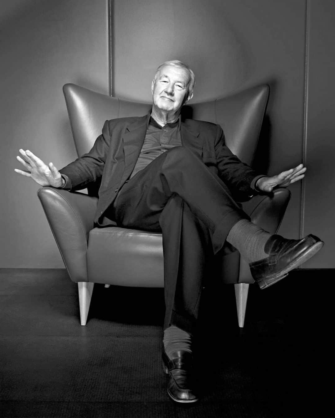 Minotti Londonさんのインスタグラム写真 - (Minotti LondonInstagram)「Here at Minotti London, we're saddened to hear of the passing of legendary designer Terence Conran earlier today.  His impact on the design world is immeasurable.  Goodbye Terence and thank you for all the inspiration and encouragement.  #terenceconran #ripterenceconran #designinspiration」9月13日 0時47分 - minottilondon