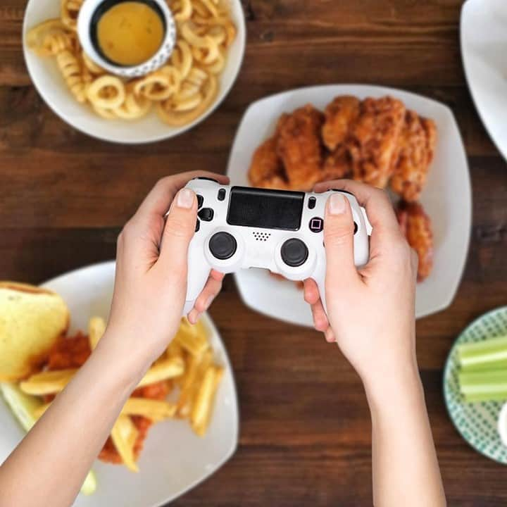 Hootersさんのインスタグラム写真 - (HootersInstagram)「The benefit of #NationalVideoGamesDay is that you can say you’ve got game and actually mean it.   Need some gamer fuel? Use code ONTHEFLY20 for 20% off $30+ orders or code ONTHEFLY25 for 25% off $50+ orders on HootersOnTheFly.com or our app.   *Valid at participating locations only. Cannot be combined with other offers.」9月13日 1時01分 - hooters