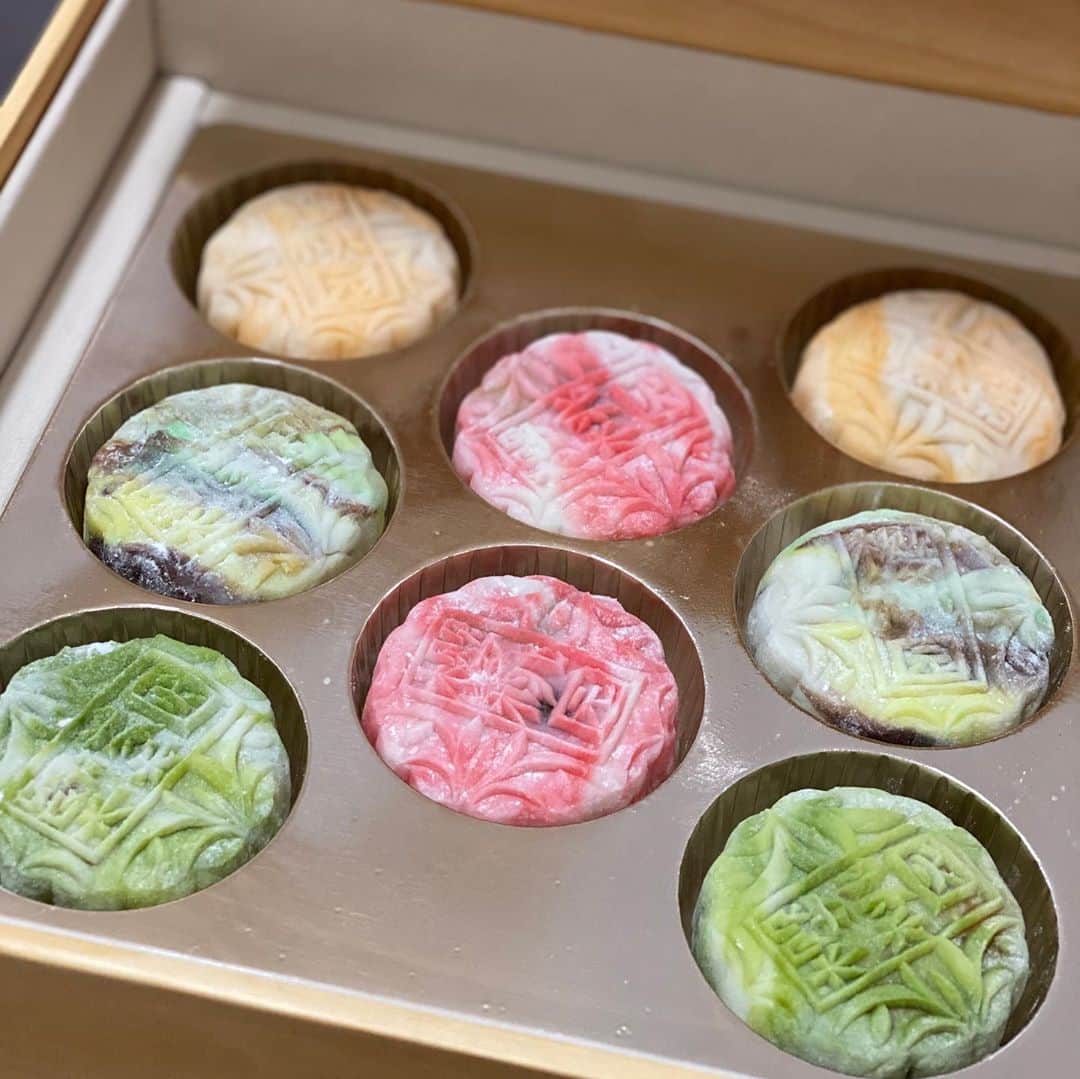 のインスタグラム：「・ snow skinのmooncake を頂きました💕 ・ カラフルで可愛い😍 ・ ・ #snowskinmooncake #月餅  @mo_singapore」