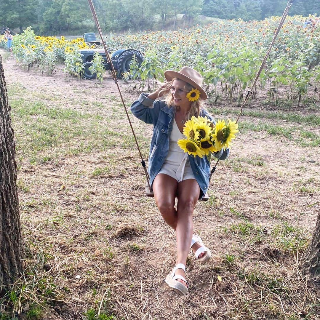 カーステン・ムーア＝タワーズのインスタグラム：「Here comes the sun(flower) ☀️🌻」