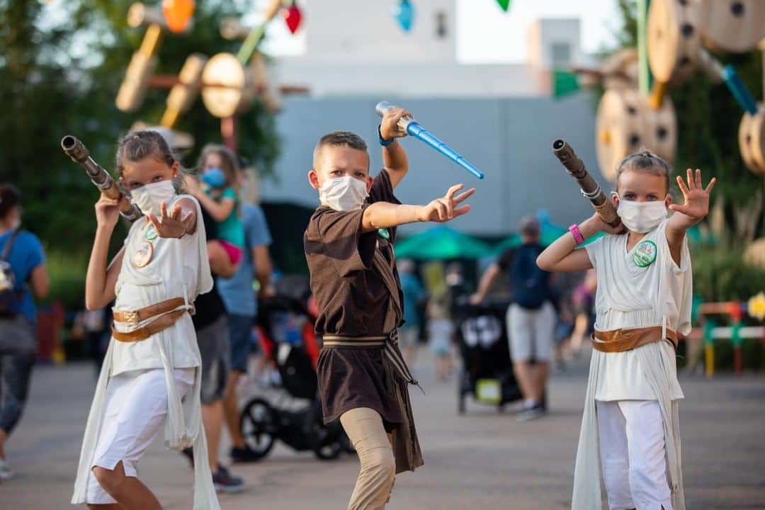 Walt Disney Worldさんのインスタグラム写真 - (Walt Disney WorldInstagram)「Take a look! Our guests are creating unforgettable moments at Disney’s Animal Kingdom and Disney’s Hollywood Studios! What’s your favorite memory from these parks? #DisneyMagicMoments ✨」9月13日 1時00分 - waltdisneyworld