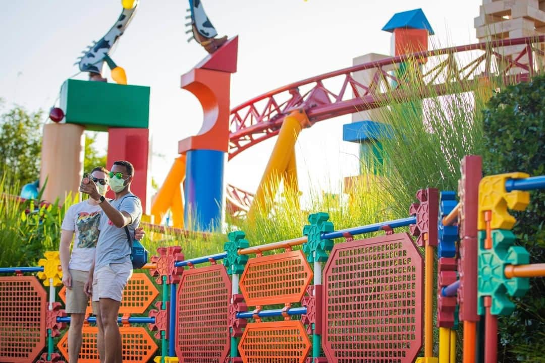 Walt Disney Worldさんのインスタグラム写真 - (Walt Disney WorldInstagram)「Take a look! Our guests are creating unforgettable moments at Disney’s Animal Kingdom and Disney’s Hollywood Studios! What’s your favorite memory from these parks? #DisneyMagicMoments ✨」9月13日 1時00分 - waltdisneyworld