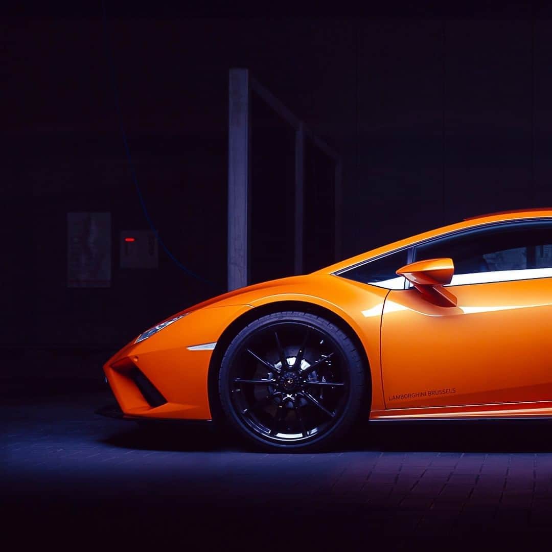 ランボルギーニのインスタグラム：「Defining lines create an exclusive design.   Taking predictive technology to the next level, the Huracán EVO RWD delivers pure, unfiltered driving excitement. While its advanced aerodynamic solutions draw inspiration from the head of a shark, its interior offers a sophisticated on-board experience with the use of innovative carbon-fiber material.  Captured by @rudolfvdv  #Lamborghini #HuracanEVORWD #RewindToRWD」