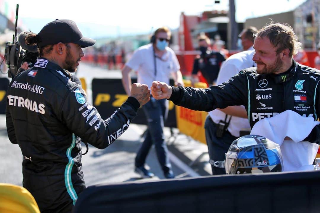 MERCEDES AMG PETRONASさんのインスタグラム写真 - (MERCEDES AMG PETRONASInstagram)「🤜0.059s🤛 All that separated these two in Quali! They both just keep raising the game ❤️」9月13日 1時01分 - mercedesamgf1