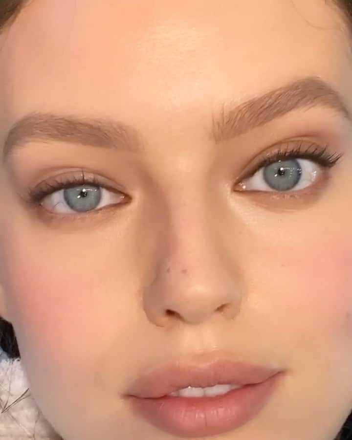 エミリー・DiDonatoのインスタグラム：「Spending the weekend in @erinparsonsmakeup ‘s makeup chair 💄 @maybelline」