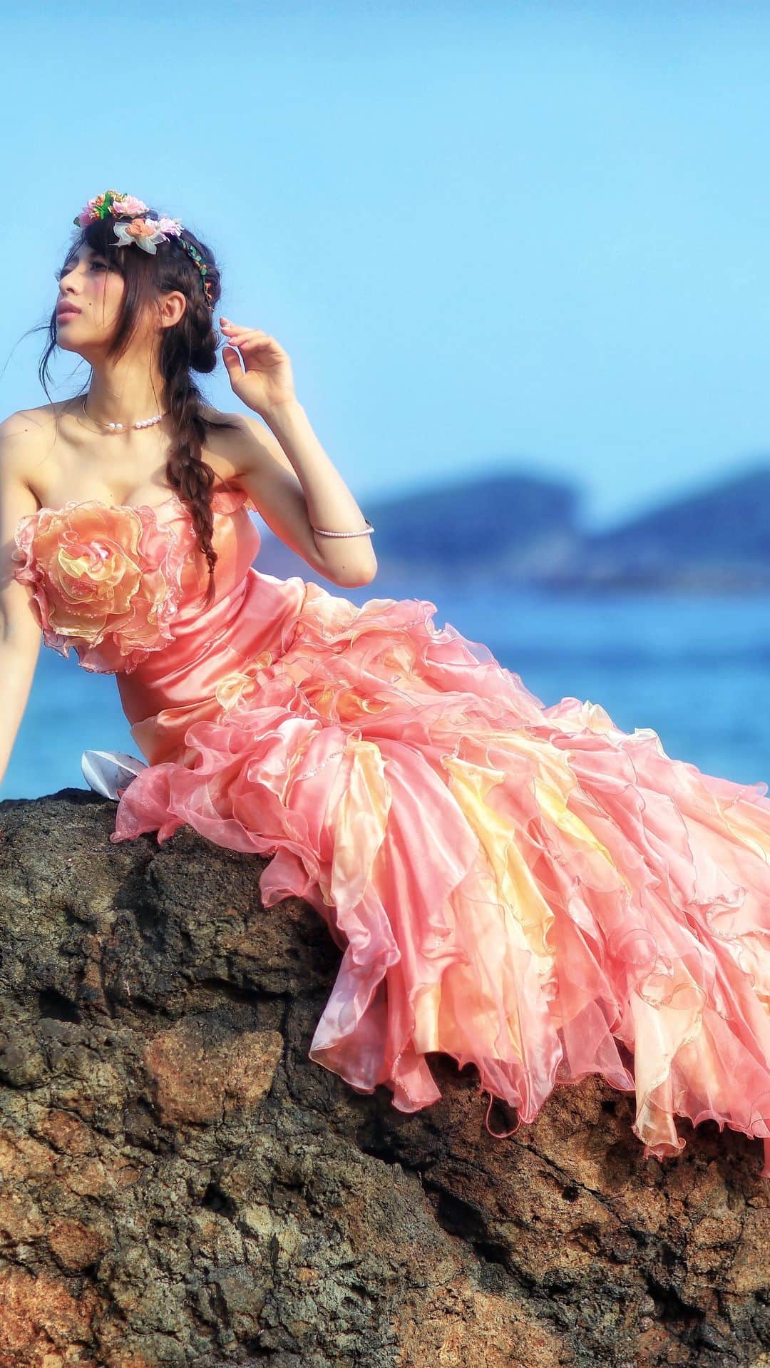 舘林佳史のインスタグラム：「✨解禁✨﻿ ﻿  人気ポートレートモデル第二弾﻿ Kattyの表現力を是非ごご覧下さい🥰💕﻿ ﻿ hairmake:Tomomi﻿ ﻿ 妖精・女神・映画やドラマの様な物語の主人公になれる#ドラマティックストーリーフォト#プロモーションムービー受け付け中❣️  ﻿ ﻿ 誰でも物語の主人公になれるをキャッチコピーにドラマや映画の物語のワンシーンの様なDramaticStoryPhotと言う名前で活動作品作りをしています。﻿ ﻿ 大好評のドラマティックフォトのご依頼はこのクオリティーで30000円〜(ほぼ諸経費)で受け賜わっています)^o^( ﻿ ﻿ 素敵な作品を一緒に作りたい！コラボレーションしたい 美容師・メイクアップアーティストさん ・服飾デザイナーさんクリエイターさんも随時募集中です✨﻿ ﻿ お姫様になりたい👸物語の主人公になってみませんか^ ^⁉︎.﻿ ﻿ ﻿ たった一枚の写真で人生が変わる‼️﻿ ﻿ ﻿ ✨作品作り体験モデルに興味がある方 ドラマティックフォト依頼 撮影依頼 体験モデル募集﻿ ﻿ ①お名前②地域③年齢④身長⑤LINE ID⑥応募理由やお問い合わせ内容⑦最近の髪型スタイルの分かる写真をDMまたはメール下さい✨﻿ ﻿ 📩contact@dramaticphoto.jp﻿ ﻿ モデル宣材撮影 コンポジ Book作り プロフィール撮影 ブライダルフォト記念撮影 衣装レンタル 成人式 着物 ドレスロケーションフォト スチール サロンモデル撮影 写真集等撮影のご依頼何でもお気軽にお問い合わせDM下さい✨📩 .﻿ ༚┈❁┈༚༝༝༚┈❁┈༚༝༝༚┈❁┈༚༝༝༚┈❁┈﻿ #プロモーション#プロモーションムービー#プロモーション撮影#動画#伊豆#下田#マーメイド#妖精#海#ファインダー越しの私の世界#写真撮る人と繋ドレスがりたい#photo#カメラマン#ロケーションフォト#ロケ撮影#photographer#モデル募集#ポートレートモデル募集#ポートレート部#ストロビスト#写真#ムービー#東京カメラ部#vlog」