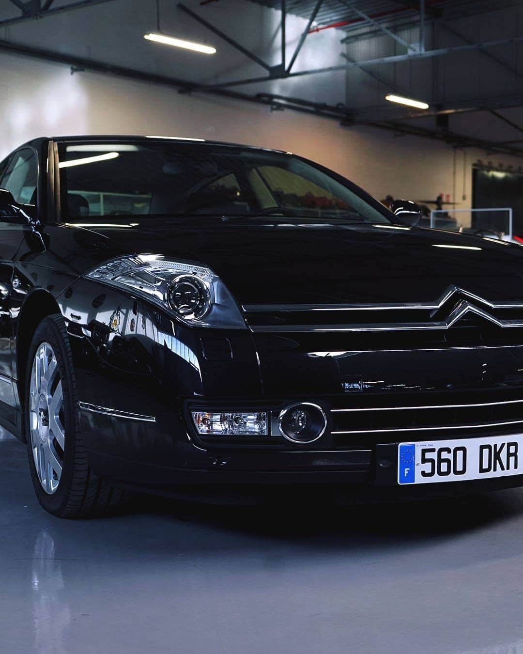 Citroënのインスタグラム：「2005 Citroën C6, which had the honour of escorting Jacques Chirac, French head of state! #OnceUponACar #ClassicCar #Citroën #LeConservatoire #OldButGold #InstaCar #CarsOfInstagram #PicoftheDay #CarLifestyle #Vintagecar #Vintage #Carswithoutlimits #Collection」