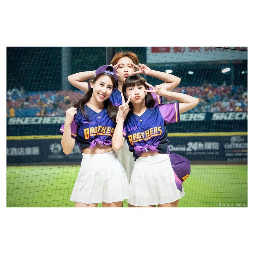 峮峮さんのインスタグラム写真 - (峮峮Instagram)「我的兩隻寶💜💛💜 （為什麼啾每次頭髮都不好好整理勒🧐？ #おやすみ #晚安」9月13日 1時13分 - qun_04