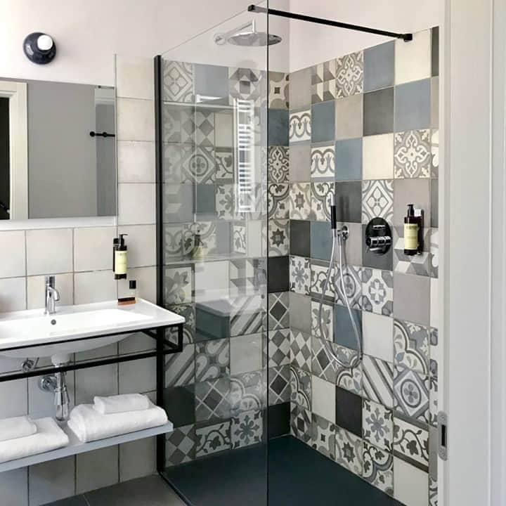 C.O. Bigelowさんのインスタグラム写真 - (C.O. BigelowInstagram)「Luxurious Italian tiling and our Lavender Peppermint amenities are a stunning combo! 😍 🌟🚿 ⁠ ⁠  📷 @ovre.design @Ragno_ceramiche @artemide_lighting⁠  #cobigelow #cobgetaway #lavenderpeppermint #luxury #bathroom #bathroomgoals #italiantiles #tilebathroom #bathroominspo #luxurybathrooms #nyc #apothecary #amenities」9月13日 1時30分 - cobigelow