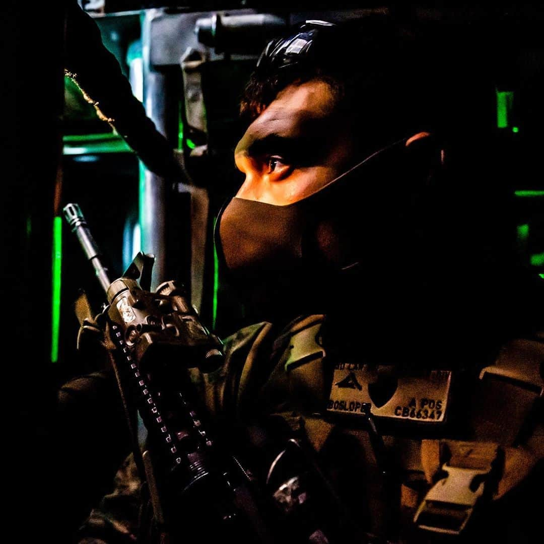 アメリカ海兵隊さんのインスタグラム写真 - (アメリカ海兵隊Instagram)「Low Light, High Alert  Lance Cpl. Aaron Bosloper with 4th Marine Regiment, @31stmeu rides aboard Landing Craft, Air Cushion 09, assigned to Naval Beach Unit 7, as it conducts amphibious operations aboard #USSGermantown in the Philippine Sea.  The MEU and @USNavy dock landing ship are operating in U.S. 7th Fleet as a ready response force to defend peace and stability for a #FreeAndOpenIndoPacific. (U.S. Navy photo by Mass Communication Specialist 2nd Class Taylor DiMartino)  #USMC #Marines #Military #BlueGreenTeam」9月13日 1時33分 - marines