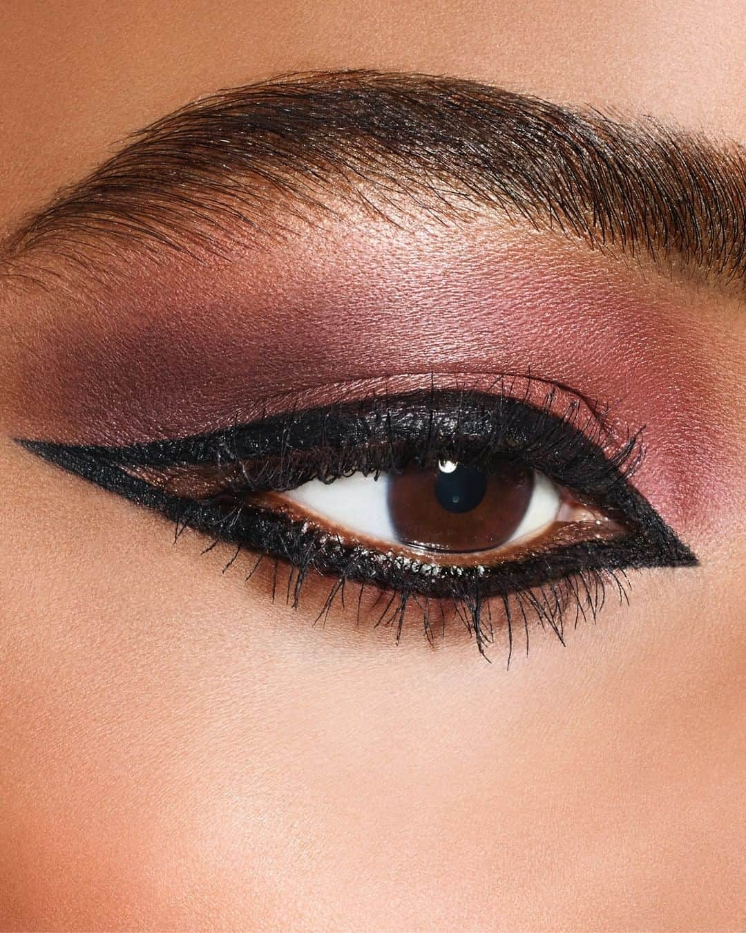 クリスチャンディオールさんのインスタグラム写真 - (クリスチャンディオールInstagram)「Get this brown burgundy look, using the Mitzah eyeshadow palette. Makeup by @peterphilipsmakeup, Creative & Image Director of Dior Makeup. • 5 COULEURS COUTURE 689 Mitzah DIORSHOW ICONIC OVERCURL 090 Black • #diormakeup #diorshow @diormakeup」9月13日 1時35分 - dior