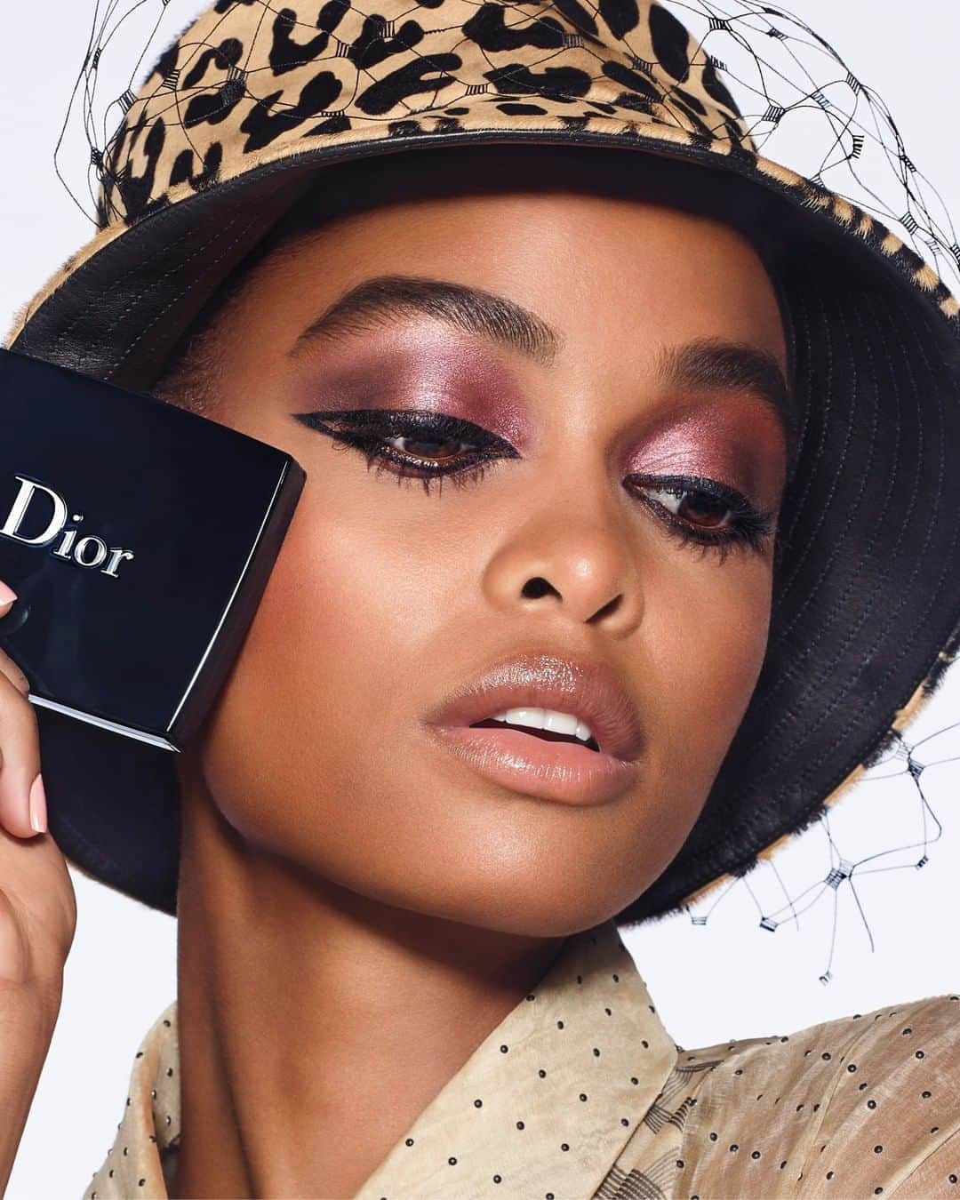 のインスタグラム：「Get this brown burgundy look, using the Mitzah eyeshadow palette. Makeup by @peterphilipsmakeup, Creative & Image Director of Dior Makeup. • 5 COULEURS COUTURE 689 Mitzah DIORSHOW ICONIC OVERCURL 090 Black • #diormakeup #diorshow @diormakeup」
