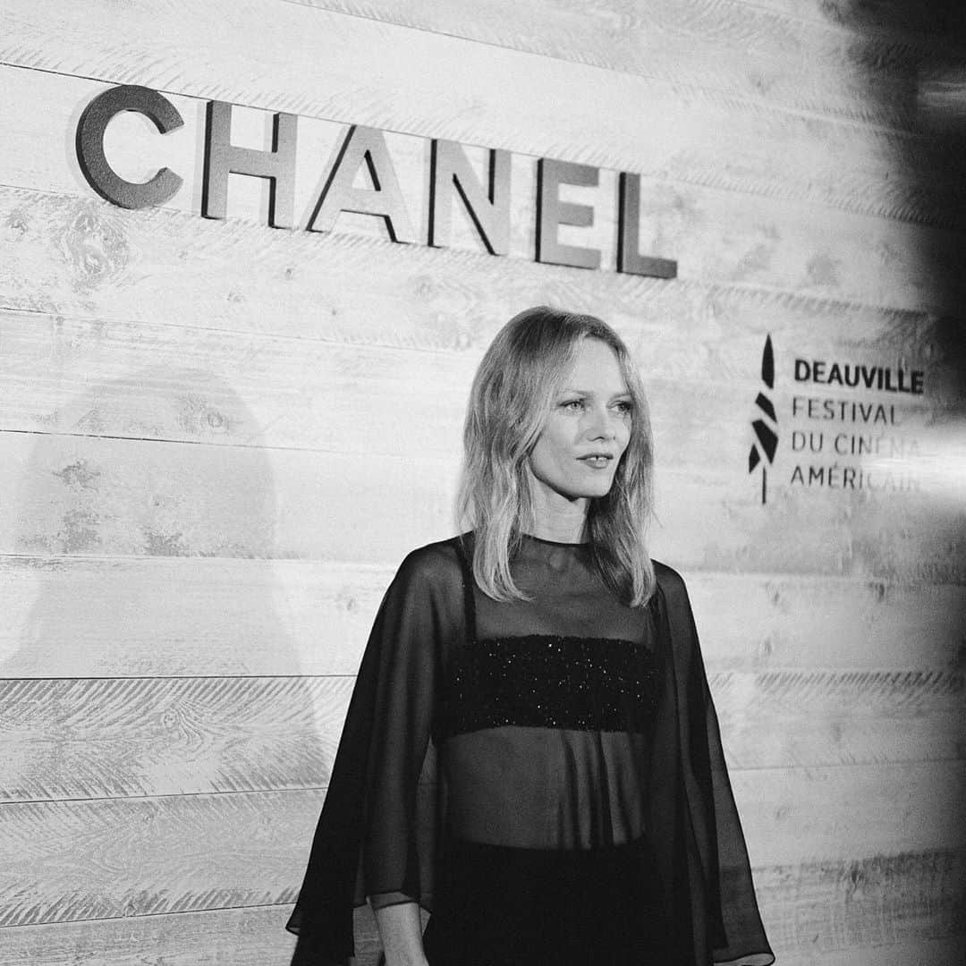 シャネルさんのインスタグラム写真 - (シャネルInstagram)「CHANEL in Deauville — House ambassador and jury president of the 46th edition of the Deauville American Film Festival Vanessa Paradis attended the annual CHANEL and Madame Figaro dinner in a black embroidered top and a silk cape with a matching skirt from the CHANEL Cruise 2020/21 collection.  #CHANELinCinema #CHANELinDeauville #CHANEL @Vanessa.Paradis #VanessaParadis @DeauvilleUS #Deauville2020 @MadameFigaroFR @Le19M #Le19M @AtelierMontex #AtelierMontex @CHANEL.Beauty #CHANELMakeup #CHANELHighJewelry」9月13日 1時48分 - chanelofficial