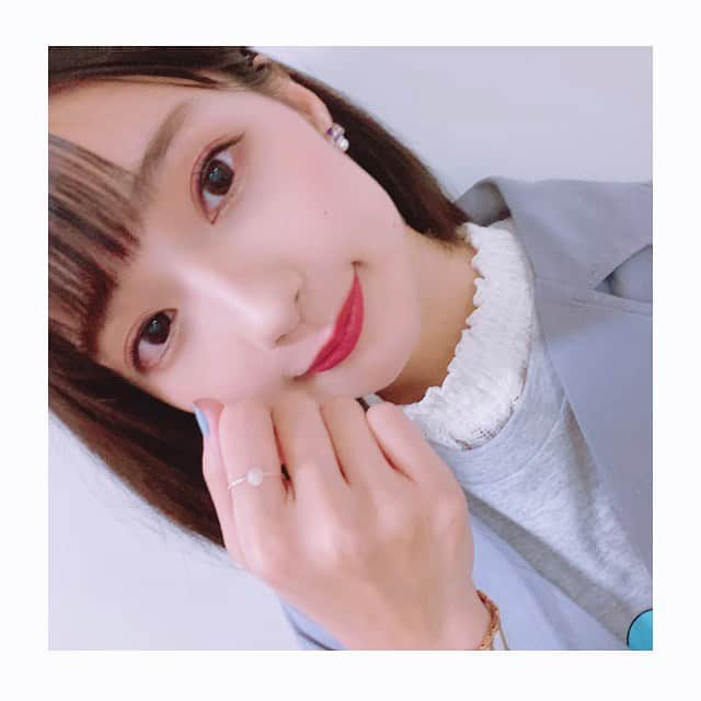 高野麻里佳さんのインスタグラム写真 - (高野麻里佳Instagram)「. . さりげないこのストーンリングが 万能すぎてお気に入り💍❤️ . そしてお気に入りといえば… 最近のマイブーム・サマージャケット！ . ん…？サマー？ . 秋物の新作ジャケットなのだけど オータムジャケットって言わないなぁ… . ジャケットです！（笑） そしてセットアップです！！ 素材感のある生地だから カジュアルダウンで着やすいの*:ﾟ･♡ . #イヤホンズ イベントだったから 今日はブルーの日なのです💙✨ . 一応イヤリングも角度によって ブルーに光る石のイヤリングなんだ〜！ また別の機会に動画とかで見せたいな😳 . ユニットや青いキャラ担当が長いからか、 青いアイテムが身の回りに多いからか、 気持ち的にも青がしっくりきちゃう。 . フォーマルにもカジュアルにもなれて 透明感があって清楚でありながら華もある 青って良い色だなぁ… と青について語ったところで そろそろ寝ます☆ . . 明日も良い日になりますように♪ おやすみなさい🌙 . .」9月13日 1時48分 - marika_kohno