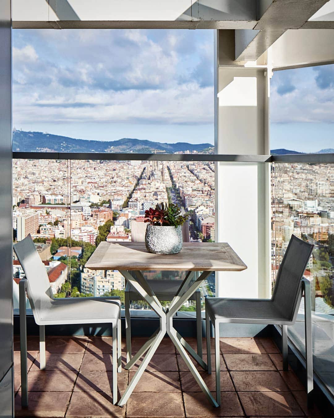 リッツ・カールトンのインスタグラム：「High above #Barcelona, discover balcony views that share the wonder of the city. #RCMemories」