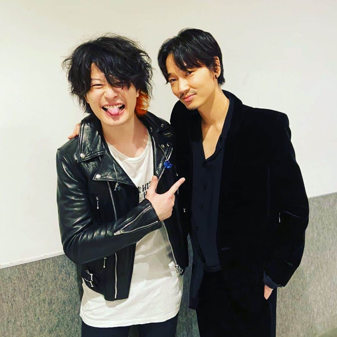 磯部寛之のインスタグラム：「Was great to see you buddy! Thank you MUSIC DAY for giving me an opportunity to reunite with this wonderful guy @go_ayano_official . It was a lot of fun! Hiro ごうちゃん会えて嬉しかった。久しぶりに素敵なナイスガイとの再会の機会をくれたMUSIC DAYに感謝です◎楽しかったー。ひろ  #alexandros #goayano #綾野剛 #musicday #ドクターデスの遺産 #beast」