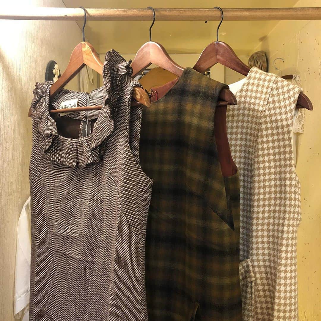 NUTTY Vintage&Collectibleのインスタグラム：「👠NEW ARRIVAL👠  ☑︎vtg autumn sleeveless dress  厚手のノースリーブのドレスは秋のおすすめ。 程よく涼しい時期にはブラウスを、冬場にはニットをインナーに着て、ほっこりトラディショナルなスタイルに。  他にも多数ヴィンテージオータムドレスを入荷いたしました。 是非お試し下さいね🍂  💌DMより通販承っております💌  ------------------------------------ 🛍NUTTY通販について🛍 ------------------------------------- ＜ONLINE STORE＞ VINTAGE▶︎http://nutty.theshop.jp/ USED SELECT▶︎https://nuttyselect.official.ec/ （プロフィールページURLよりjump🕊） ㅤㅤㅤㅤㅤㅤㅤㅤㅤㅤㅤㅤㅤ ＜VIDEO CHAT SHOPPING＞ テレビ電話をお繋ぎして、リアルタイムでご案内いたします。詳細は過去の投稿をご覧ください。」