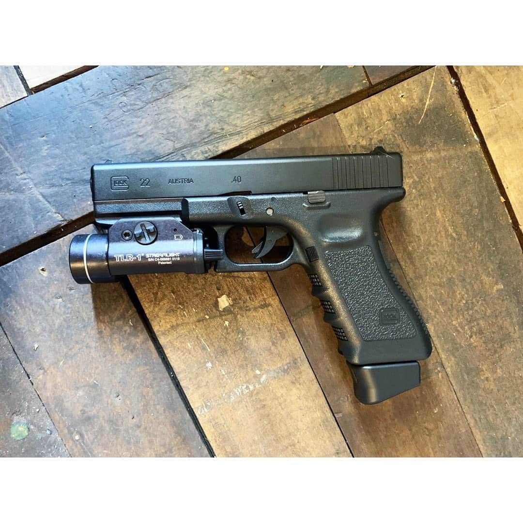 佐田正樹さんのインスタグラム写真 - (佐田正樹Instagram)「新しいおもちゃを手に入れた。  #glock22  #ガス銃 #streamlight   撃ちてぇ。めちゃくちゃ撃ちてぇ。 いや、撃つ‼︎」9月13日 11時26分 - satakisama