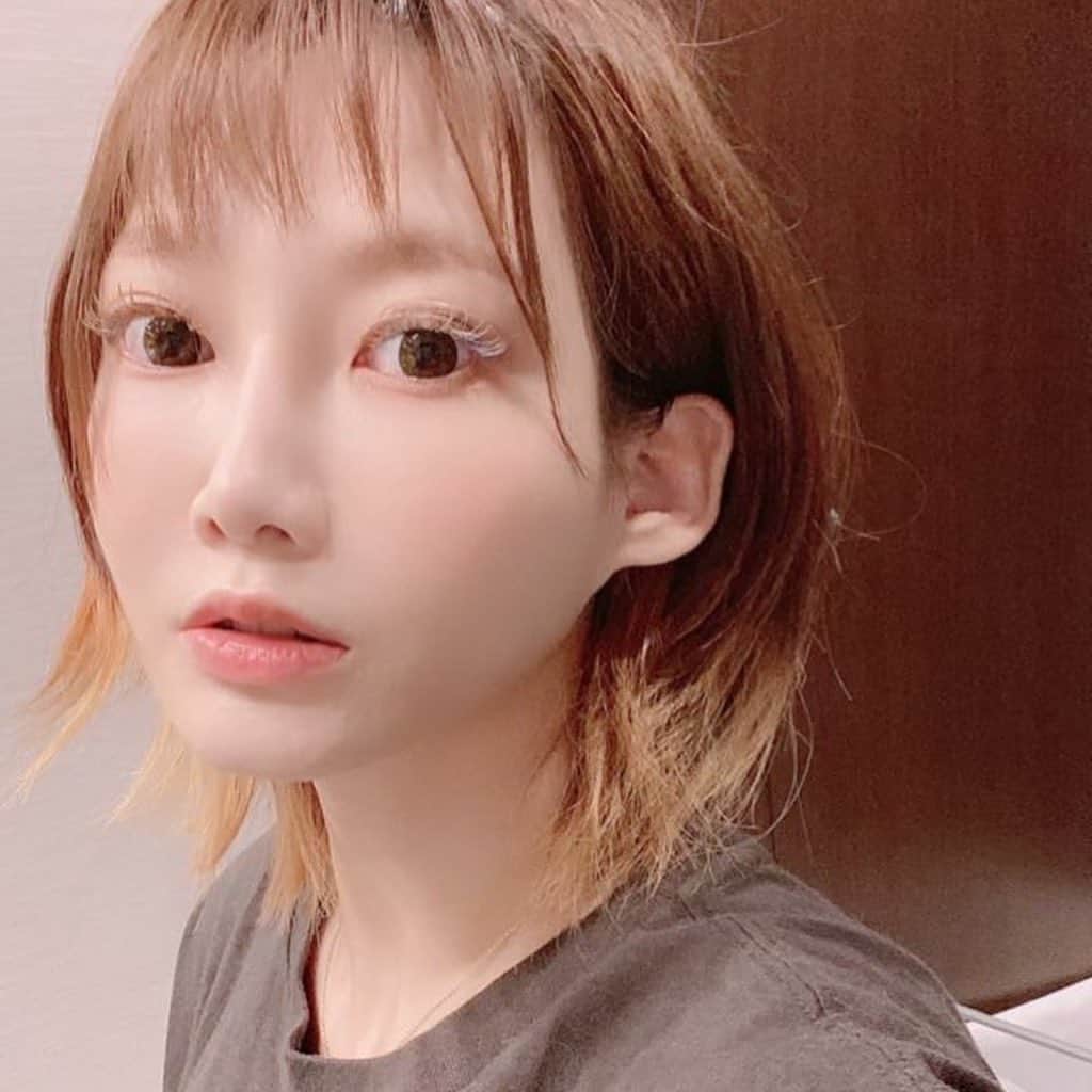 のインスタグラム：「白マツエクに目尻以外ブラウンマスカラ塗ったよ！ 白睫毛だとカラーマスカラが綺麗にのる！ 新しいことすると楽しい！」